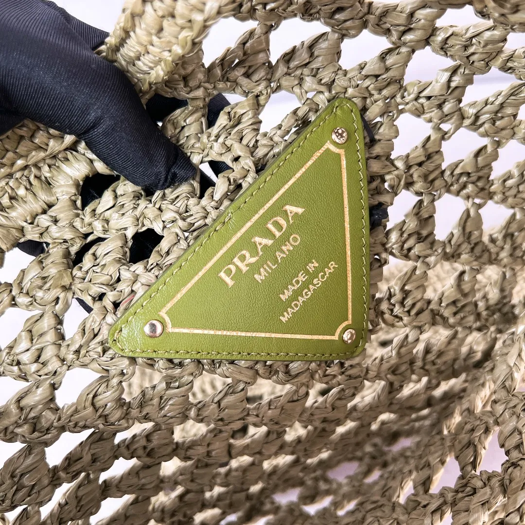 💰1360, new raffia beach bag 1BG493, an excellent choice for travel and vacation🏖️Handmade with raffia, the light and natural material expresses summer mood. Embroidered lettering triangle logo on the front, with long exquisite shoulder handles. Super large capacity and very light weight. Wear-resistant, waterproof, durable and good-looking. Can be carried by hand, shoulder or shoulder. New favorite of fashion trendsetters. Perfect details. Comparable to brick cabinets. Excellent 5🌟 evaluation Size: 30*29.5cm