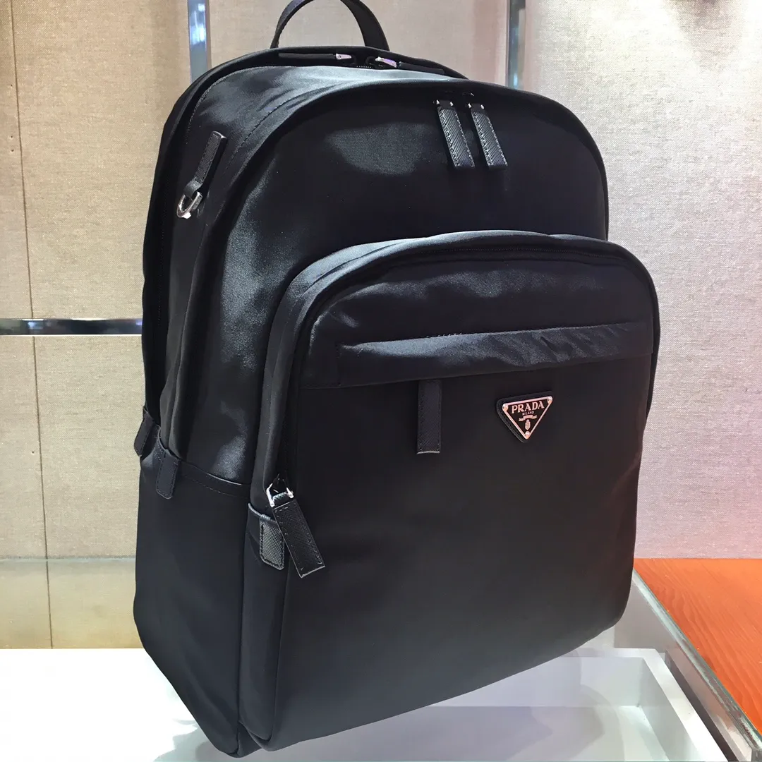 💰1320🎉Exclusive debut🎉2VZ048 backpack, original item👏👏This backpack is outlined with imported Saffiano leather trim, presenting modern minimalist lines👍👍Made of imported nylon fabric and cross-grain cowhide combination Complete, top-grade polished metal hardware👏👏Padding design on the back/very comfortable, and can be placed on the trolley case😘😘The functional design of the grid is great👍👍Simple and elegant😘Men deserve it🕺🕺Hurry up and get it👏👏Length 31x Height 43.5X Bottom 20cm