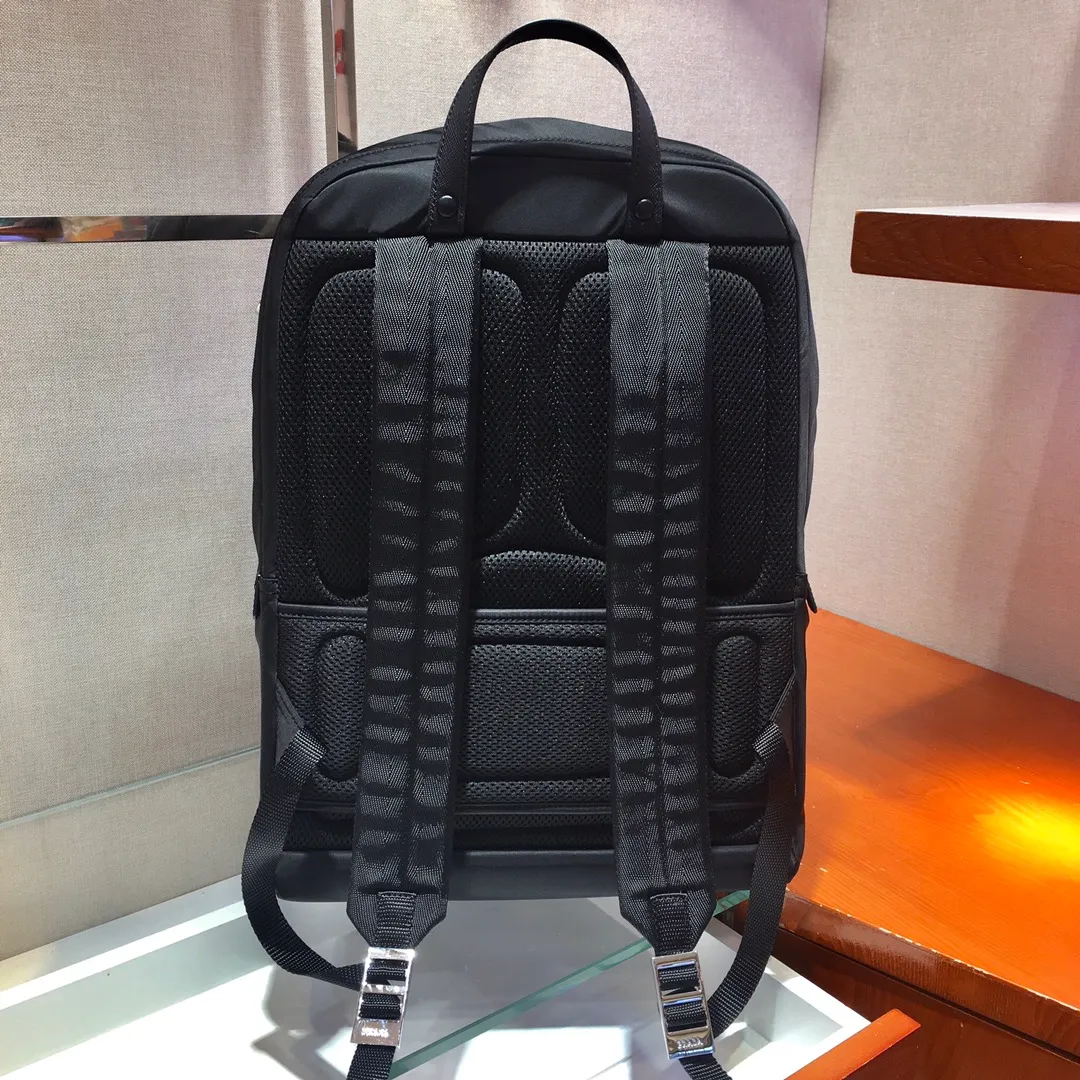 💰1320🎉Exclusive debut🎉2VZ048 backpack, original item👏👏This backpack is outlined with imported Saffiano leather trim, presenting modern minimalist lines👍👍Made of imported nylon fabric and cross-grain cowhide combination Complete, top-grade polished metal hardware👏👏Padding design on the back/very comfortable, and can be placed on the trolley case😘😘The functional design of the grid is great👍👍Simple and elegant😘Men deserve it🕺🕺Hurry up and get it👏👏Length 31x Height 43.5X Bottom 20cm