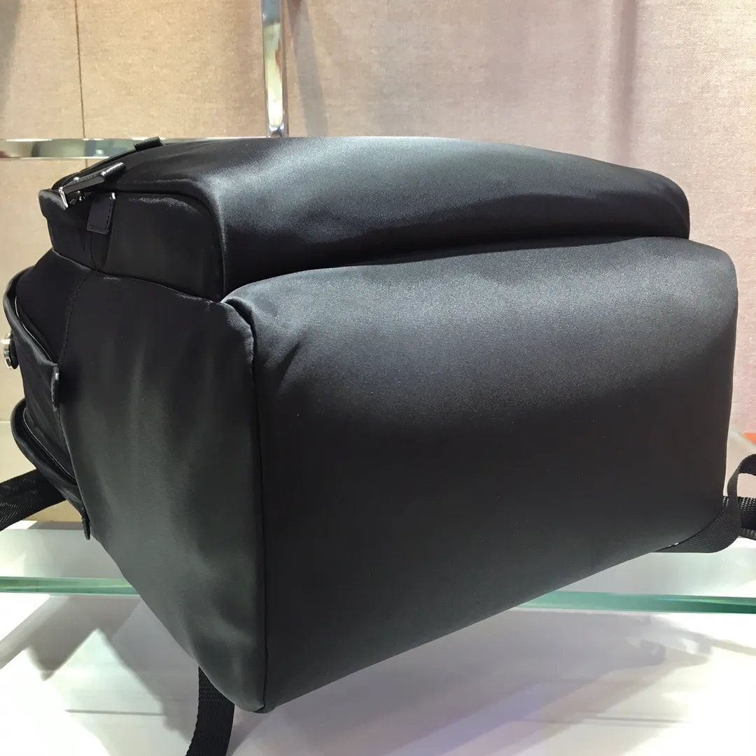 💰1320🎉Exclusive debut🎉2VZ048 backpack, original item👏👏This backpack is outlined with imported Saffiano leather trim, presenting modern minimalist lines👍👍Made of imported nylon fabric and cross-grain cowhide combination Complete, top-grade polished metal hardware👏👏Padding design on the back/very comfortable, and can be placed on the trolley case😘😘The functional design of the grid is great👍👍Simple and elegant😘Men deserve it🕺🕺Hurry up and get it👏👏Length 31x Height 43.5X Bottom 20cm