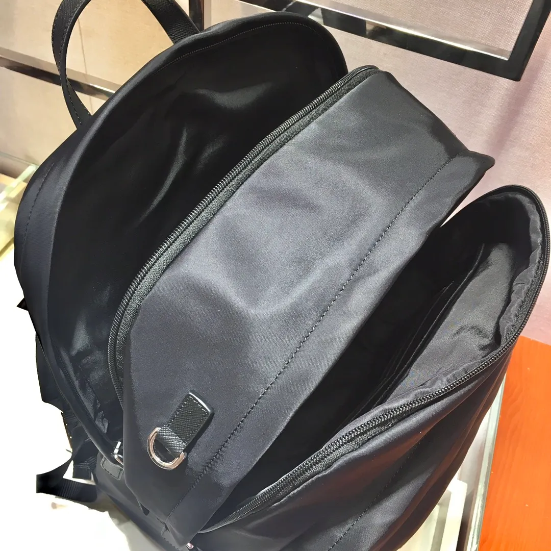 💰1320🎉Exclusive debut🎉2VZ048 backpack, original item👏👏This backpack is outlined with imported Saffiano leather trim, presenting modern minimalist lines👍👍Made of imported nylon fabric and cross-grain cowhide combination Complete, top-grade polished metal hardware👏👏Padding design on the back/very comfortable, and can be placed on the trolley case😘😘The functional design of the grid is great👍👍Simple and elegant😘Men deserve it🕺🕺Hurry up and get it👏👏Length 31x Height 43.5X Bottom 20cm