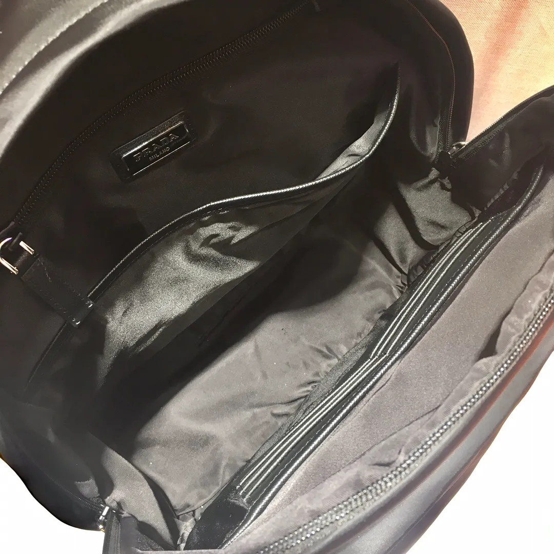 💰1320🎉Exclusive debut🎉2VZ048 backpack, original item👏👏This backpack is outlined with imported Saffiano leather trim, presenting modern minimalist lines👍👍Made of imported nylon fabric and cross-grain cowhide combination Complete, top-grade polished metal hardware👏👏Padding design on the back/very comfortable, and can be placed on the trolley case😘😘The functional design of the grid is great👍👍Simple and elegant😘Men deserve it🕺🕺Hurry up and get it👏👏Length 31x Height 43.5X Bottom 20cm