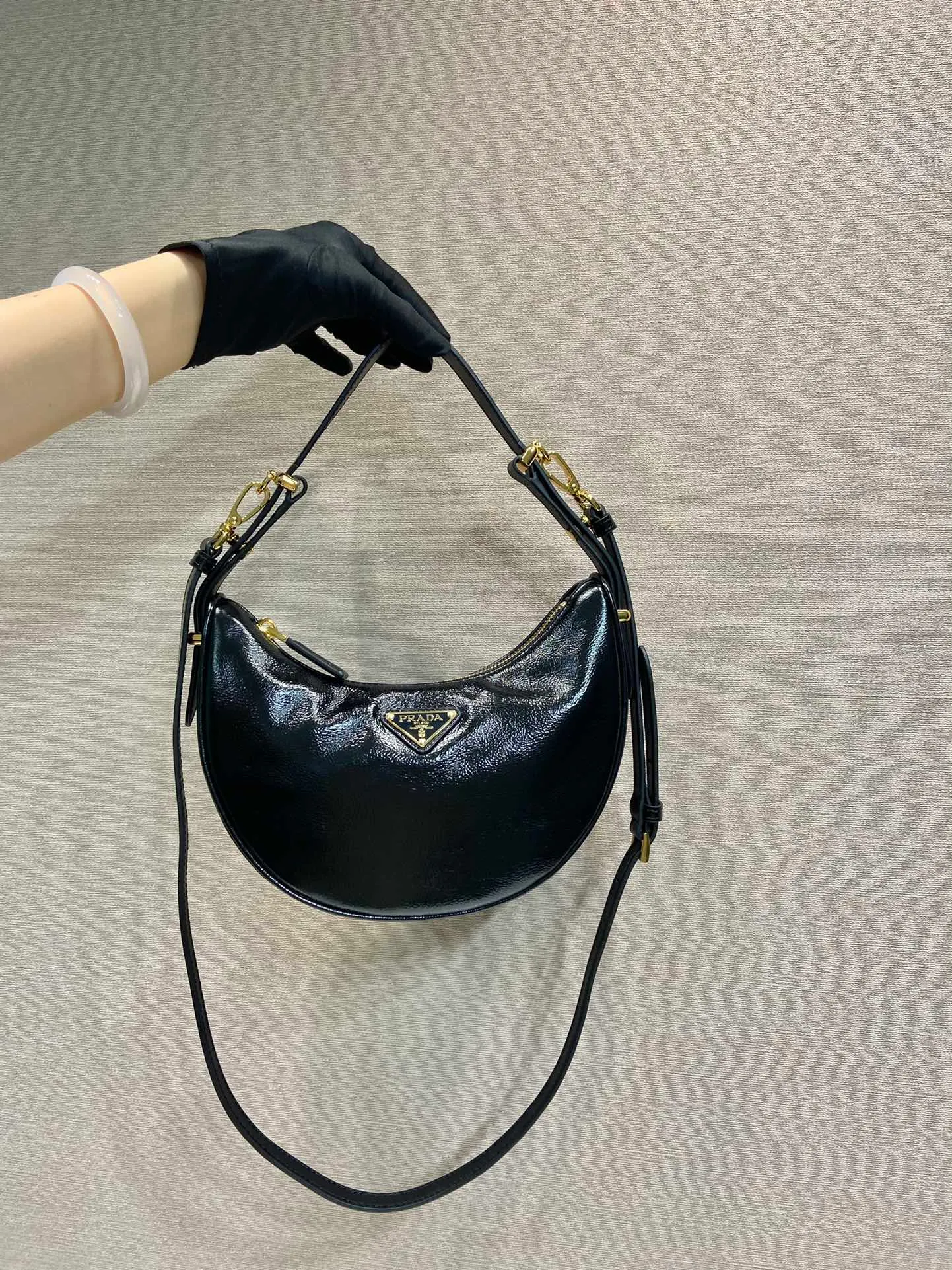 💰1700🎉Moon handbag🎉1BC194 patented wax leather🎉🎉 This simple Moon handbag in patented waxed cowhide exudes modern and versatile charm. The curved body design is equipped with 2 long/short adjustable shoulder straps, making it easy to change the shape at will. It is equipped with imported lambskin inside, and the metal accessories add to the bright style. The upper body effect is very cool/fashionable. It is another popular style that will never go out of style🎉Baby, hurry up and get it🎉 Length 22.5x Height 18.5x Bottom 6.5cm🎉🎉🎉🍊🍊🍊