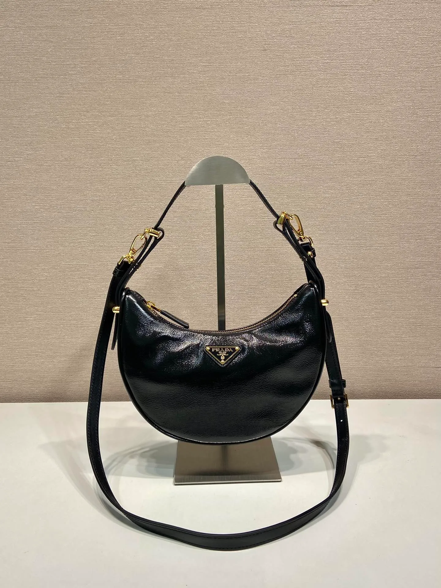 💰1700🎉Moon handbag🎉1BC194 patented wax leather🎉🎉 This simple Moon handbag in patented waxed cowhide exudes modern and versatile charm. The curved body design is equipped with 2 long/short adjustable shoulder straps, making it easy to change the shape at will. It is equipped with imported lambskin inside, and the metal accessories add to the bright style. The upper body effect is very cool/fashionable. It is another popular style that will never go out of style🎉Baby, hurry up and get it🎉 Length 22.5x Height 18.5x Bottom 6.5cm🎉🎉🎉🍊🍊🍊