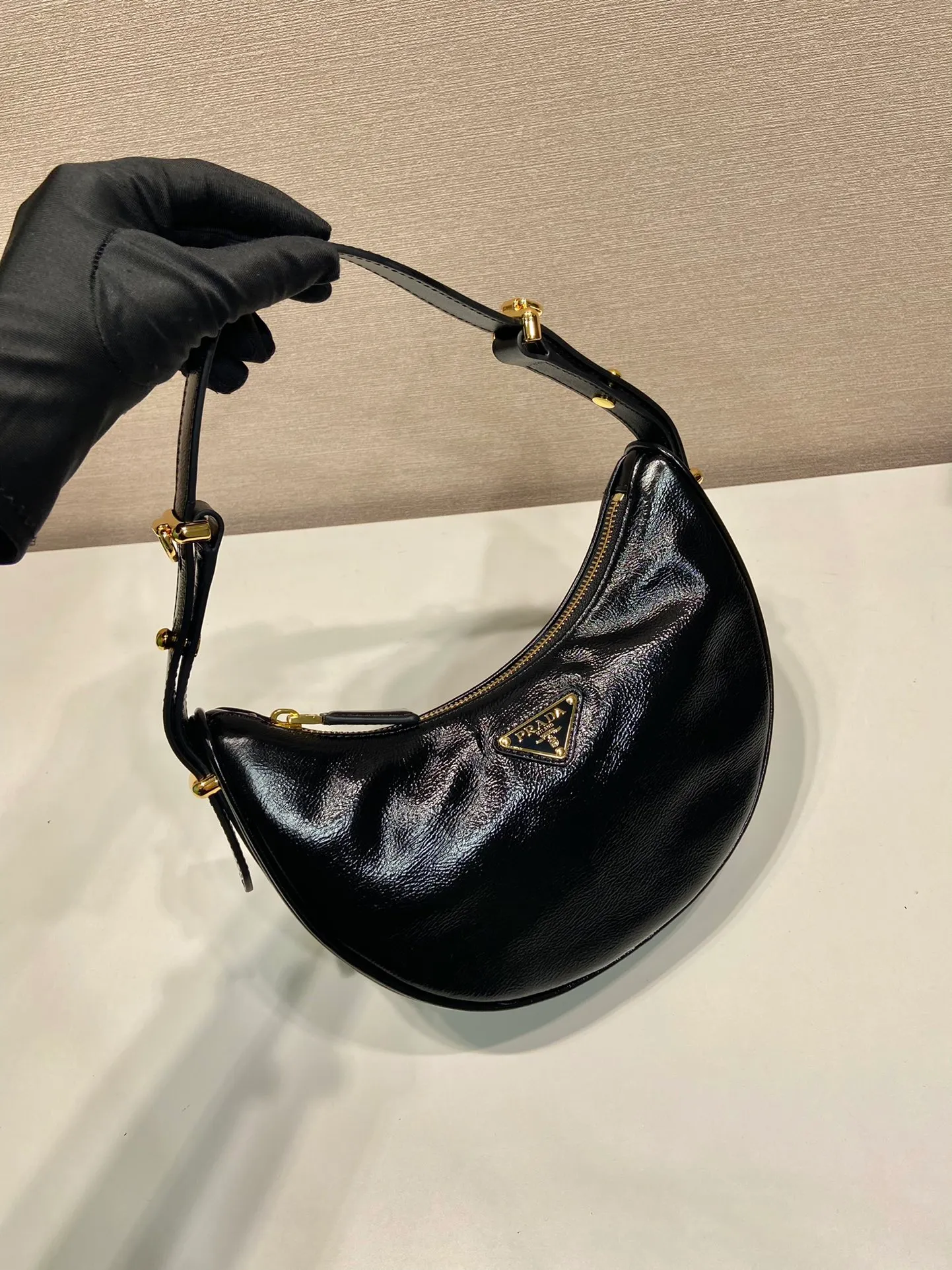 💰1700🎉Moon handbag🎉1BC194 patented wax leather🎉🎉 This simple Moon handbag in patented waxed cowhide exudes modern and versatile charm. The curved body design is equipped with 2 long/short adjustable shoulder straps, making it easy to change the shape at will. It is equipped with imported lambskin inside, and the metal accessories add to the bright style. The upper body effect is very cool/fashionable. It is another popular style that will never go out of style🎉Baby, hurry up and get it🎉 Length 22.5x Height 18.5x Bottom 6.5cm🎉🎉🎉🍊🍊🍊