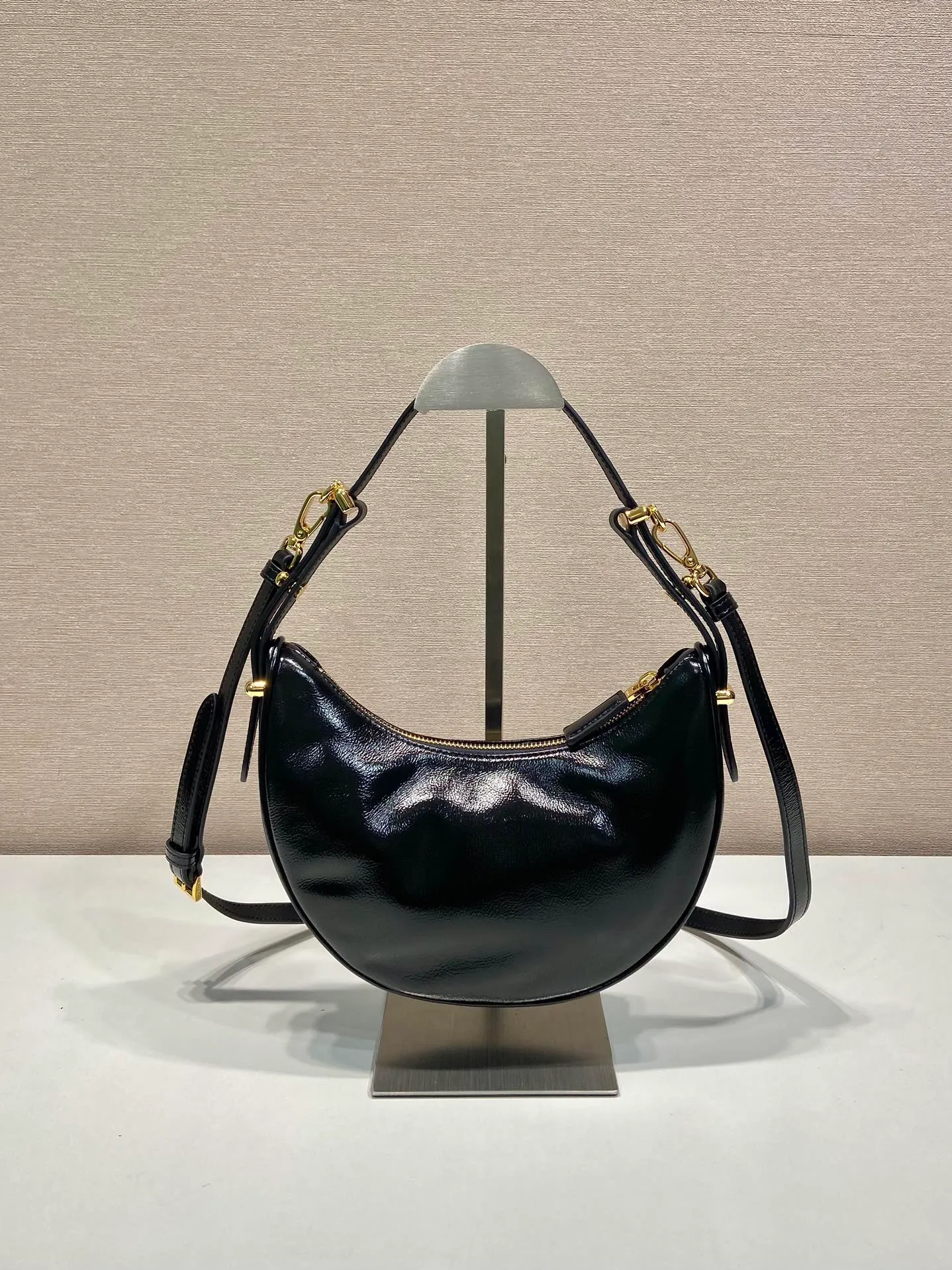 💰1700🎉Moon handbag🎉1BC194 patented wax leather🎉🎉 This simple Moon handbag in patented waxed cowhide exudes modern and versatile charm. The curved body design is equipped with 2 long/short adjustable shoulder straps, making it easy to change the shape at will. It is equipped with imported lambskin inside, and the metal accessories add to the bright style. The upper body effect is very cool/fashionable. It is another popular style that will never go out of style🎉Baby, hurry up and get it🎉 Length 22.5x Height 18.5x Bottom 6.5cm🎉🎉🎉🍊🍊🍊
