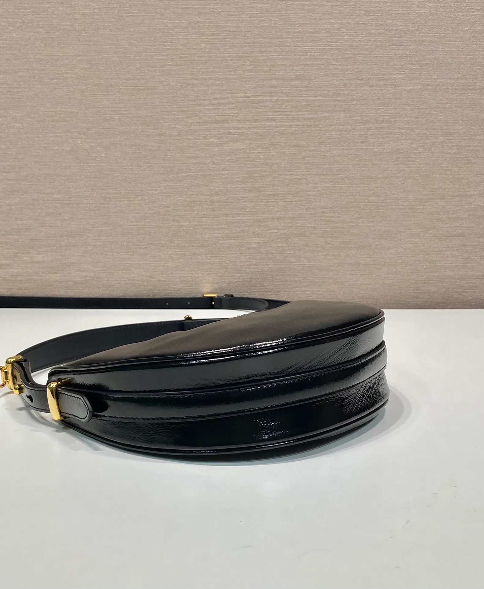 💰1700🎉Moon handbag🎉1BC194 patented wax leather🎉🎉 This simple Moon handbag in patented waxed cowhide exudes modern and versatile charm. The curved body design is equipped with 2 long/short adjustable shoulder straps, making it easy to change the shape at will. It is equipped with imported lambskin inside, and the metal accessories add to the bright style. The upper body effect is very cool/fashionable. It is another popular style that will never go out of style🎉Baby, hurry up and get it🎉 Length 22.5x Height 18.5x Bottom 6.5cm🎉🎉🎉🍊🍊🍊