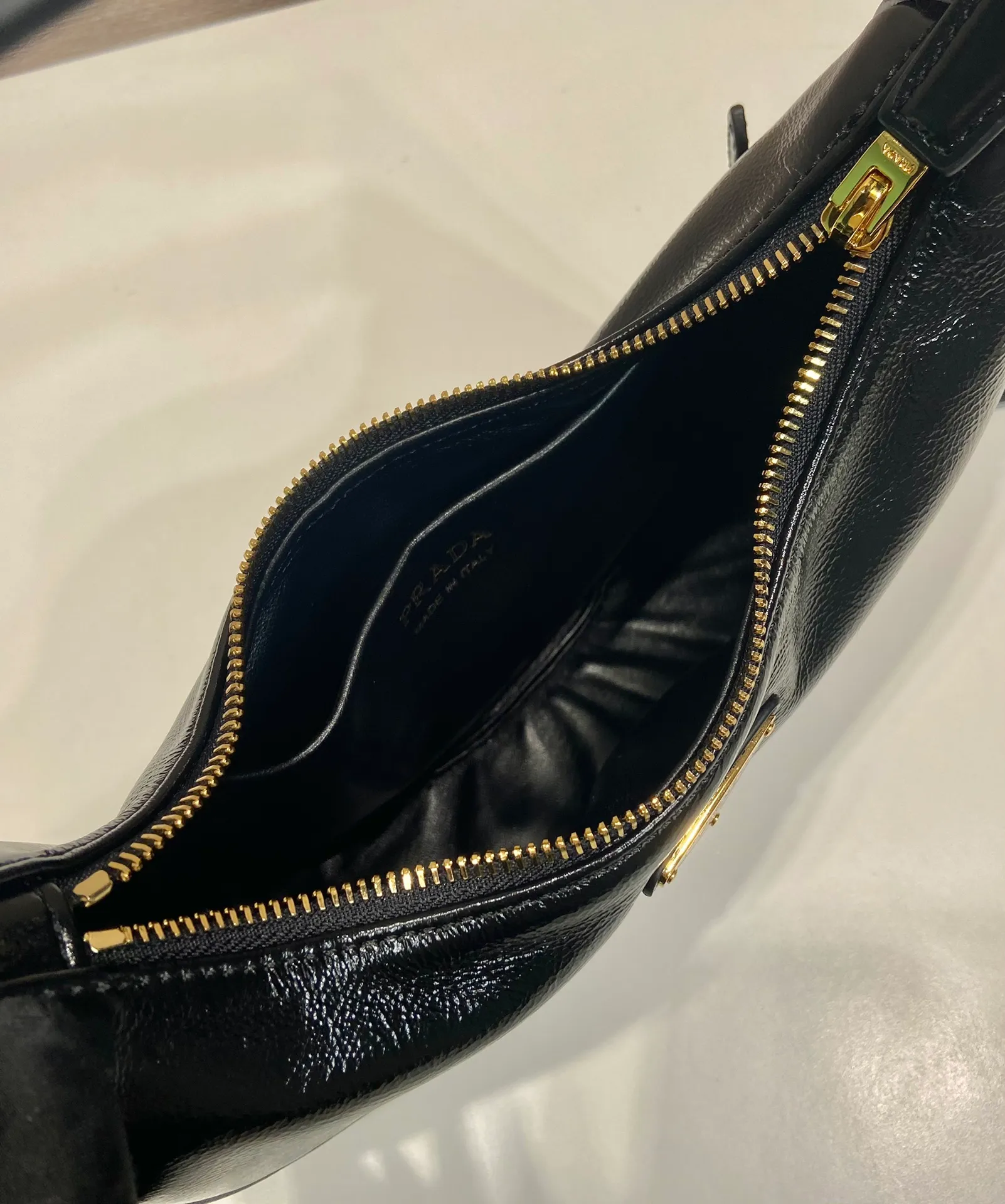 💰1700🎉Moon handbag🎉1BC194 patented wax leather🎉🎉 This simple Moon handbag in patented waxed cowhide exudes modern and versatile charm. The curved body design is equipped with 2 long/short adjustable shoulder straps, making it easy to change the shape at will. It is equipped with imported lambskin inside, and the metal accessories add to the bright style. The upper body effect is very cool/fashionable. It is another popular style that will never go out of style🎉Baby, hurry up and get it🎉 Length 22.5x Height 18.5x Bottom 6.5cm🎉🎉🎉🍊🍊🍊