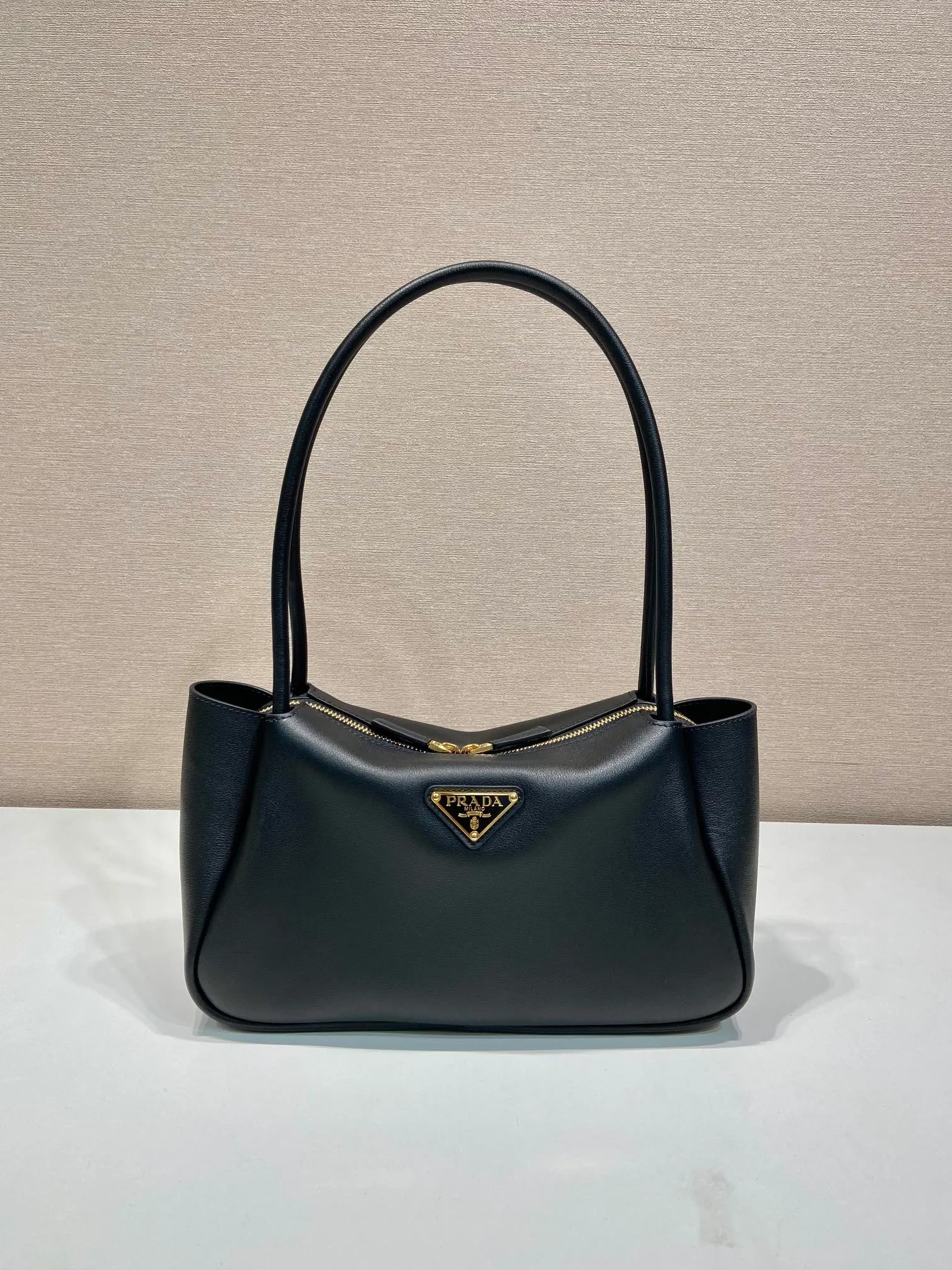 💰1640🎉New product🎉1BA444 shoulder style🎉🎉 This shoulder style is made of calfskin, imported lambskin interior, and top-notch hardware. It can be carried by hand or carried on the shoulder. It is equipped with 2 compartments. It has a large capacity, is simple and practical, and has a beautiful upper body effect. Babies. Get it now🎉🎉 Length 28x Height 18x ​​Bottom 11cm🎉🎉🎉👏👏👏