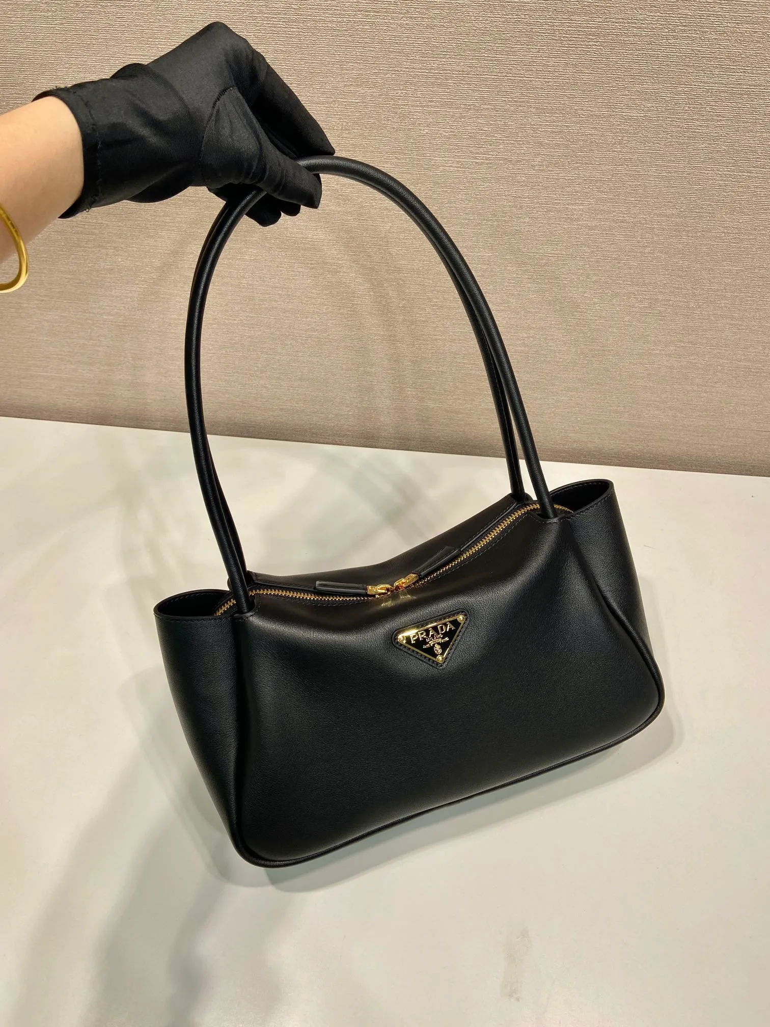 💰1640🎉New product🎉1BA444 shoulder style🎉🎉 This shoulder style is made of calfskin, imported lambskin interior, and top-notch hardware. It can be carried by hand or carried on the shoulder. It is equipped with 2 compartments. It has a large capacity, is simple and practical, and has a beautiful upper body effect. Babies. Get it now🎉🎉 Length 28x Height 18x ​​Bottom 11cm🎉🎉🎉👏👏👏