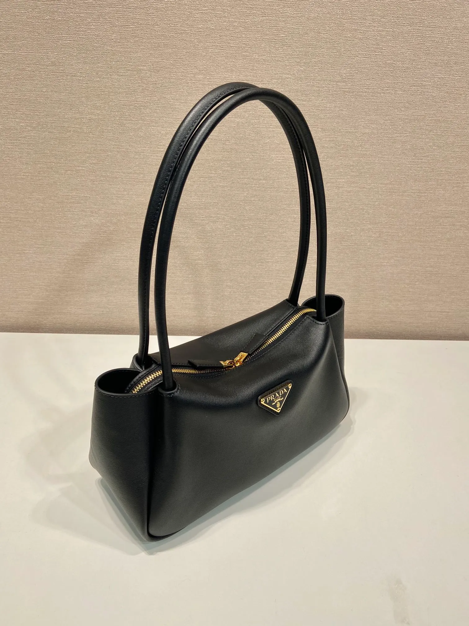 💰1640🎉New product🎉1BA444 shoulder style🎉🎉 This shoulder style is made of calfskin, imported lambskin interior, and top-notch hardware. It can be carried by hand or carried on the shoulder. It is equipped with 2 compartments. It has a large capacity, is simple and practical, and has a beautiful upper body effect. Babies. Get it now🎉🎉 Length 28x Height 18x ​​Bottom 11cm🎉🎉🎉👏👏👏