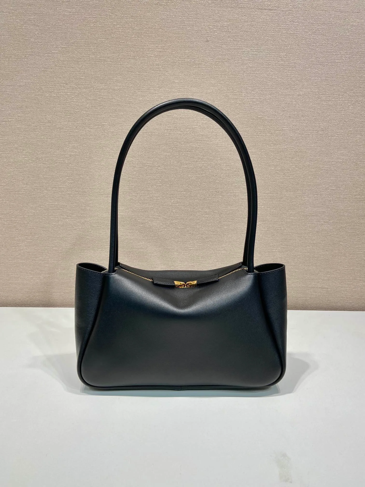 💰1640🎉New product🎉1BA444 shoulder style🎉🎉 This shoulder style is made of calfskin, imported lambskin interior, and top-notch hardware. It can be carried by hand or carried on the shoulder. It is equipped with 2 compartments. It has a large capacity, is simple and practical, and has a beautiful upper body effect. Babies. Get it now🎉🎉 Length 28x Height 18x ​​Bottom 11cm🎉🎉🎉👏👏👏