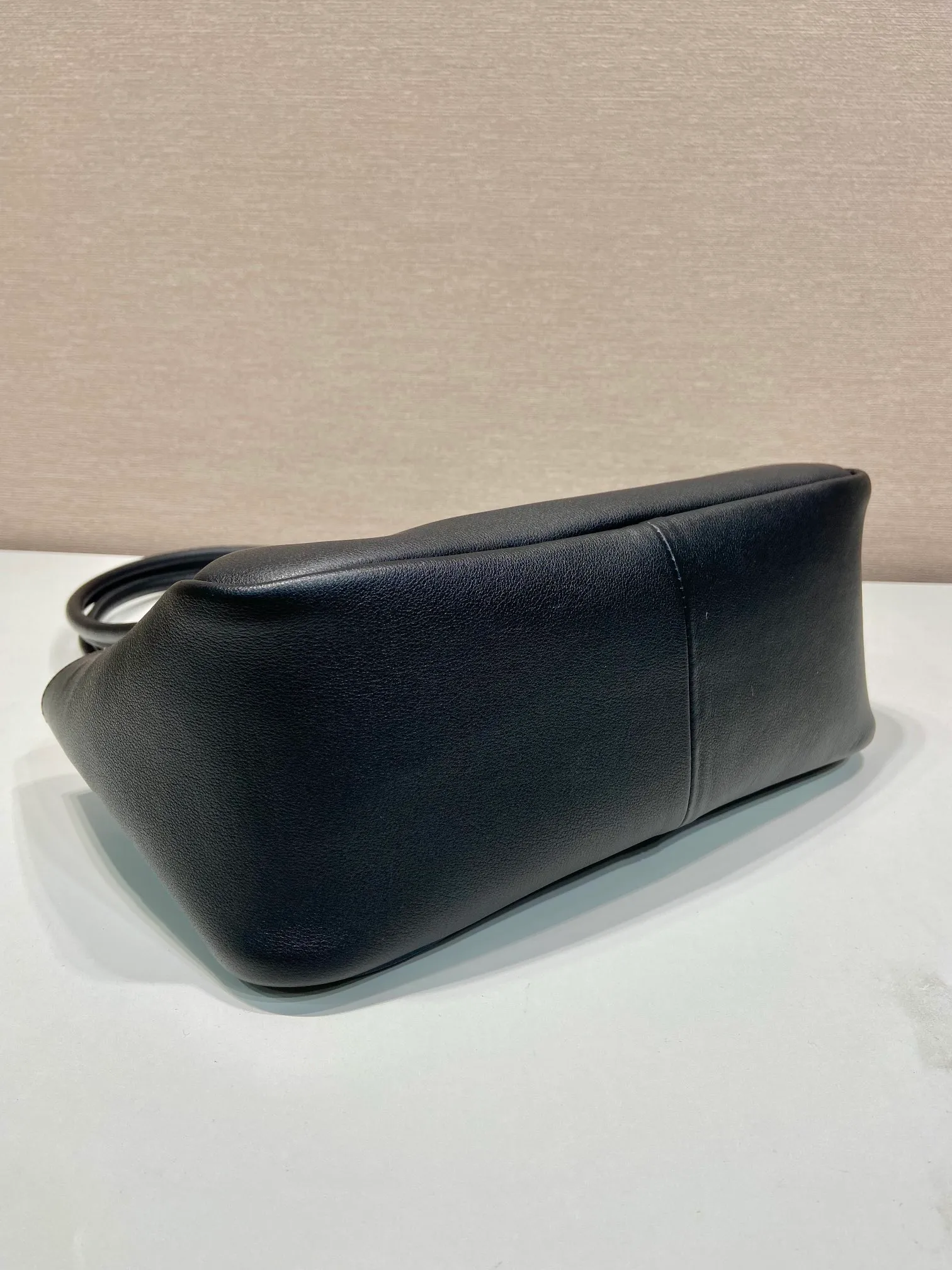 💰1640🎉New product🎉1BA444 shoulder style🎉🎉 This shoulder style is made of calfskin, imported lambskin interior, and top-notch hardware. It can be carried by hand or carried on the shoulder. It is equipped with 2 compartments. It has a large capacity, is simple and practical, and has a beautiful upper body effect. Babies. Get it now🎉🎉 Length 28x Height 18x ​​Bottom 11cm🎉🎉🎉👏👏👏