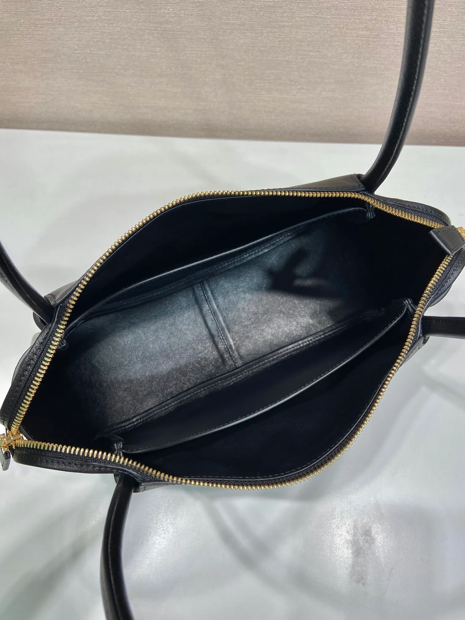 💰1640🎉New product🎉1BA444 shoulder style🎉🎉 This shoulder style is made of calfskin, imported lambskin interior, and top-notch hardware. It can be carried by hand or carried on the shoulder. It is equipped with 2 compartments. It has a large capacity, is simple and practical, and has a beautiful upper body effect. Babies. Get it now🎉🎉 Length 28x Height 18x ​​Bottom 11cm🎉🎉🎉👏👏👏