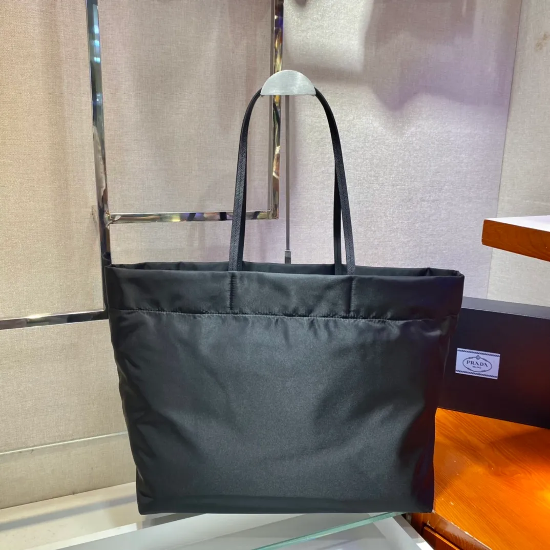 💰920🎉New Tote Bag🎉1BG107🎉This medium tote bag is made of innovative recycled nylon fabric with a simple and stylish design. The body of the bag is equipped with exquisite Saffiano leather handles and is decorated with the iconic enameled triangle metal logo to convey the brand message. Large space capacity 👍 Very practical 👍 Stylish and simple, it is also a shopping bag that will never go out of style. If you like babies, hurry up and get it 😘😘 Length 40x Height 34x Bottom 16cm