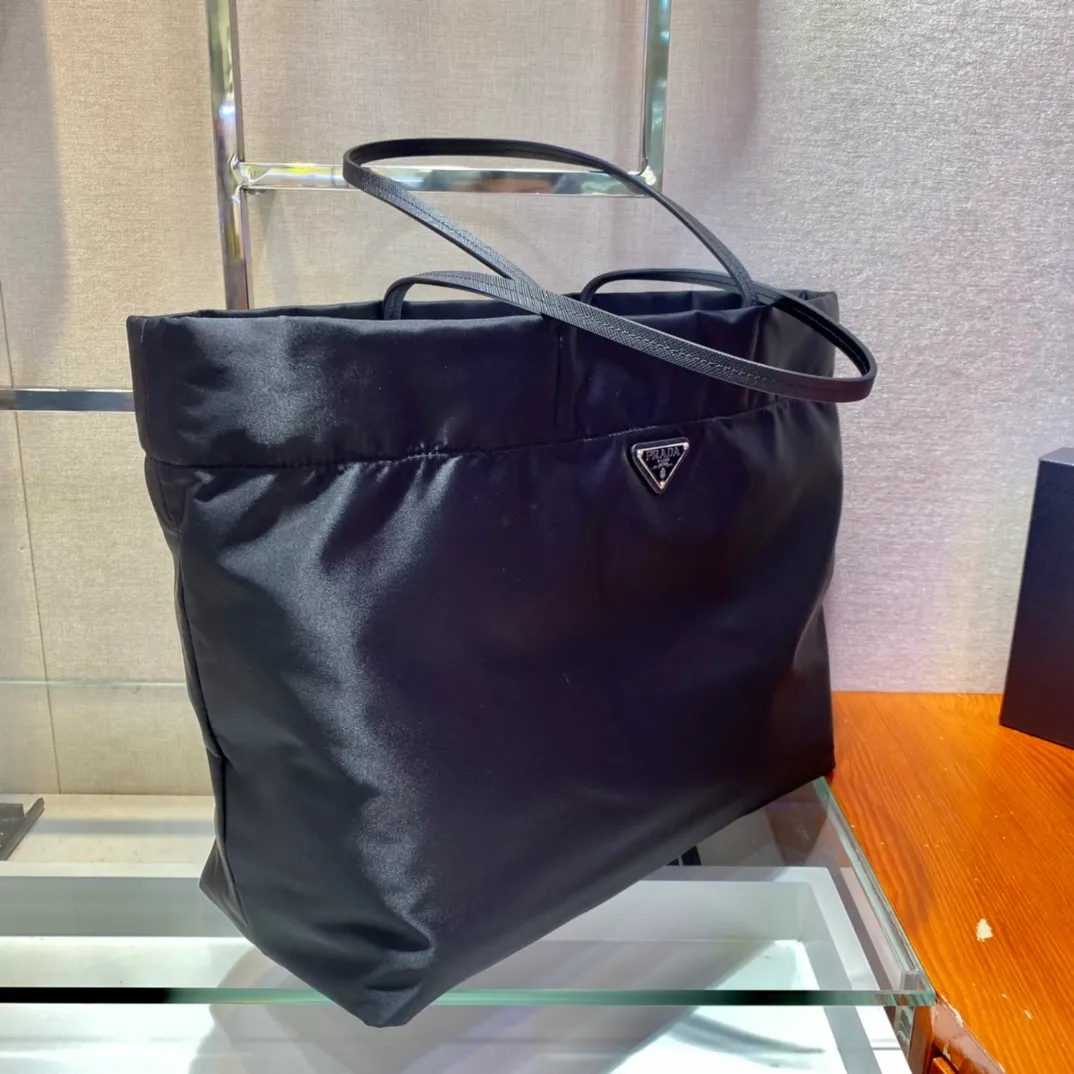 💰920🎉New Tote Bag🎉1BG107🎉This medium tote bag is made of innovative recycled nylon fabric with a simple and stylish design. The body of the bag is equipped with exquisite Saffiano leather handles and is decorated with the iconic enameled triangle metal logo to convey the brand message. Large space capacity 👍 Very practical 👍 Stylish and simple, it is also a shopping bag that will never go out of style. If you like babies, hurry up and get it 😘😘 Length 40x Height 34x Bottom 16cm