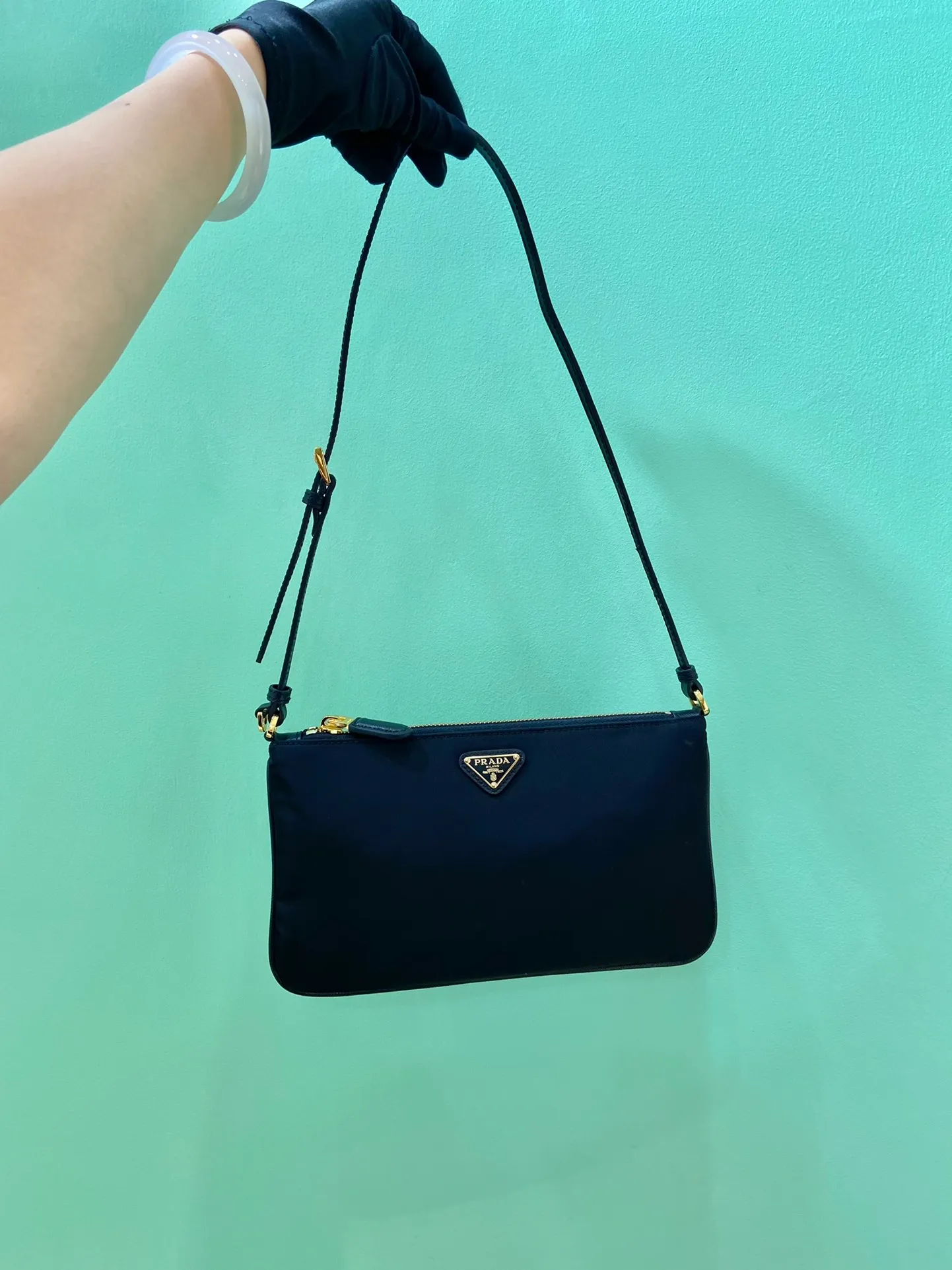 💰700🎉New armpit bag🎉1NE545 long shoulder strap🎉🎉 This underarm bag is made of imported nylon fabric, the shoulder straps are imported cross pattern, metal triangle logo, easy to space, lightweight and practical, the upper body effect is very beautiful and fashionable, and it is a popular style that will never go out of style, babies, hurry up and get it! Length 24x Height 14cm🎉🎉🎉💰💰💰