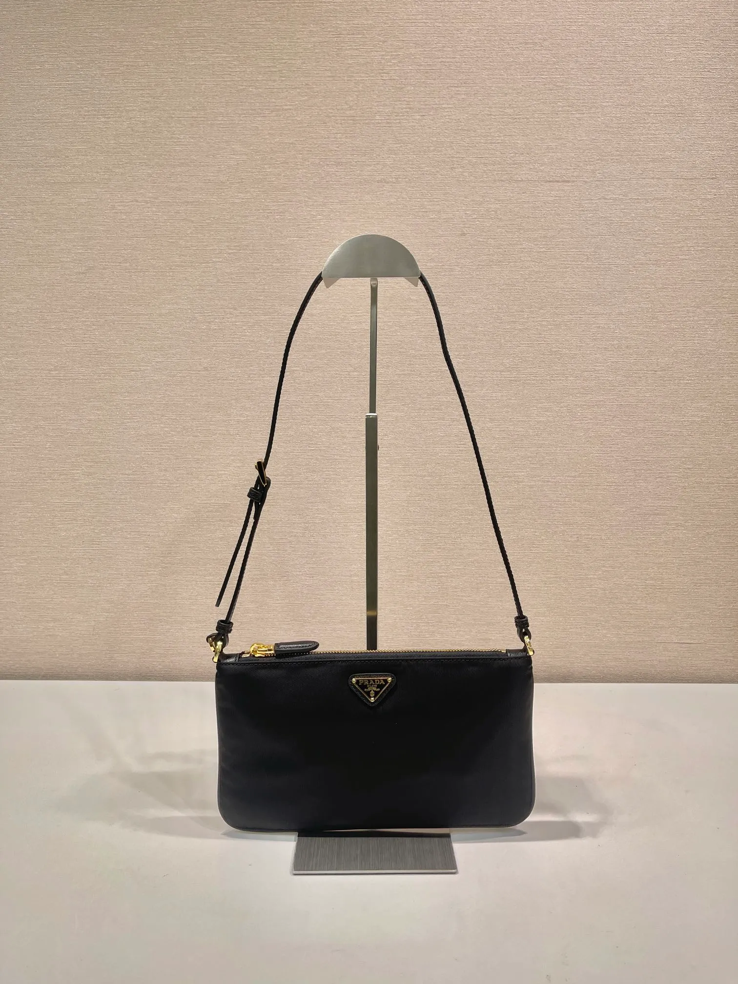 💰700🎉New armpit bag🎉1NE545 long shoulder strap🎉🎉 This underarm bag is made of imported nylon fabric, the shoulder straps are imported cross pattern, metal triangle logo, easy to space, lightweight and practical, the upper body effect is very beautiful and fashionable, and it is a popular style that will never go out of style, babies, hurry up and get it! Length 24x Height 14cm🎉🎉🎉💰💰💰