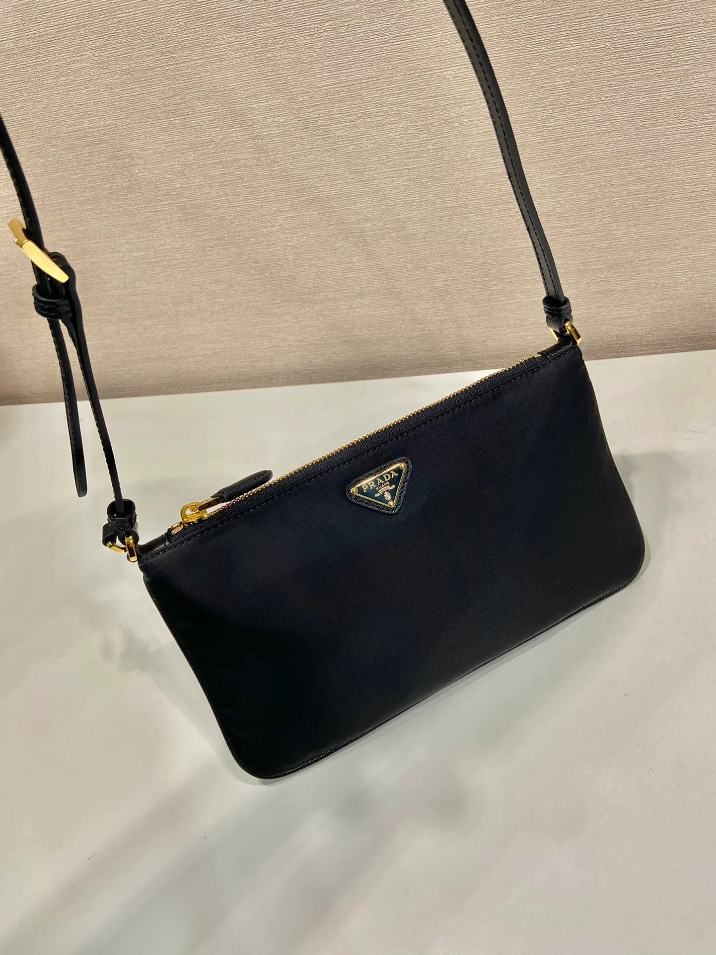 💰700🎉New armpit bag🎉1NE545 long shoulder strap🎉🎉 This underarm bag is made of imported nylon fabric, the shoulder straps are imported cross pattern, metal triangle logo, easy to space, lightweight and practical, the upper body effect is very beautiful and fashionable, and it is a popular style that will never go out of style, babies, hurry up and get it! Length 24x Height 14cm🎉🎉🎉💰💰💰