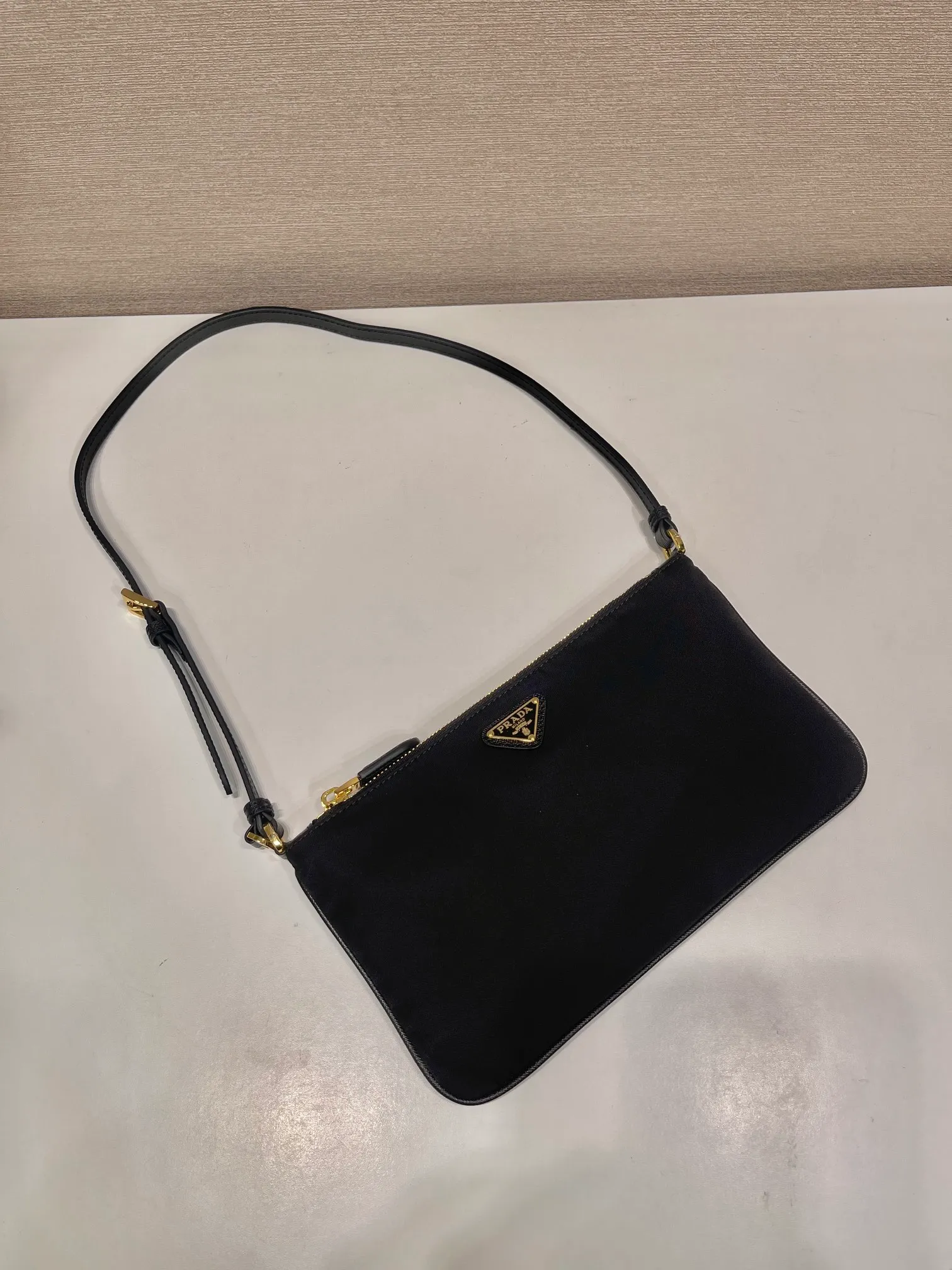💰700🎉New armpit bag🎉1NE545 long shoulder strap🎉🎉 This underarm bag is made of imported nylon fabric, the shoulder straps are imported cross pattern, metal triangle logo, easy to space, lightweight and practical, the upper body effect is very beautiful and fashionable, and it is a popular style that will never go out of style, babies, hurry up and get it! Length 24x Height 14cm🎉🎉🎉💰💰💰