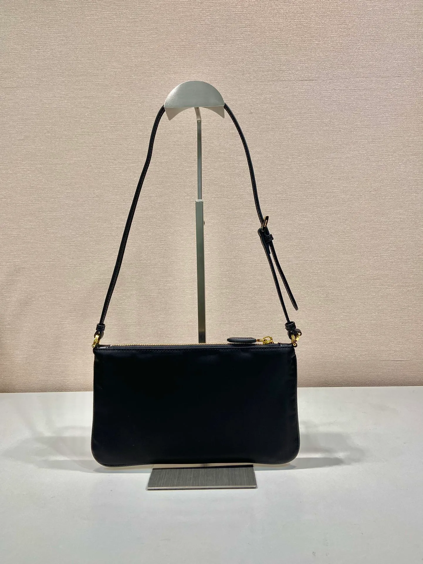 💰700🎉New armpit bag🎉1NE545 long shoulder strap🎉🎉 This underarm bag is made of imported nylon fabric, the shoulder straps are imported cross pattern, metal triangle logo, easy to space, lightweight and practical, the upper body effect is very beautiful and fashionable, and it is a popular style that will never go out of style, babies, hurry up and get it! Length 24x Height 14cm🎉🎉🎉💰💰💰