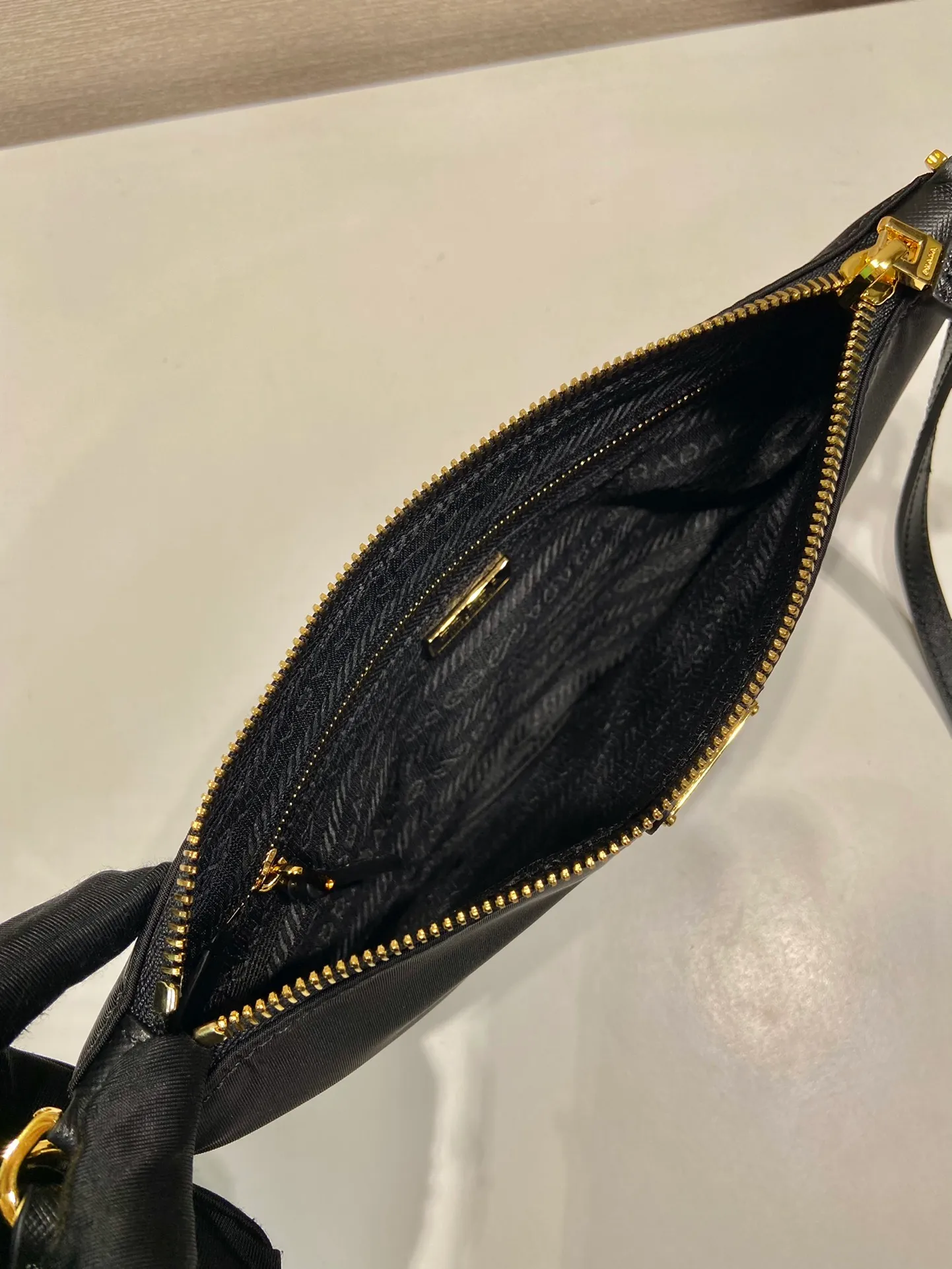 💰700🎉New armpit bag🎉1NE545 long shoulder strap🎉🎉 This underarm bag is made of imported nylon fabric, the shoulder straps are imported cross pattern, metal triangle logo, easy to space, lightweight and practical, the upper body effect is very beautiful and fashionable, and it is a popular style that will never go out of style, babies, hurry up and get it! Length 24x Height 14cm🎉🎉🎉💰💰💰