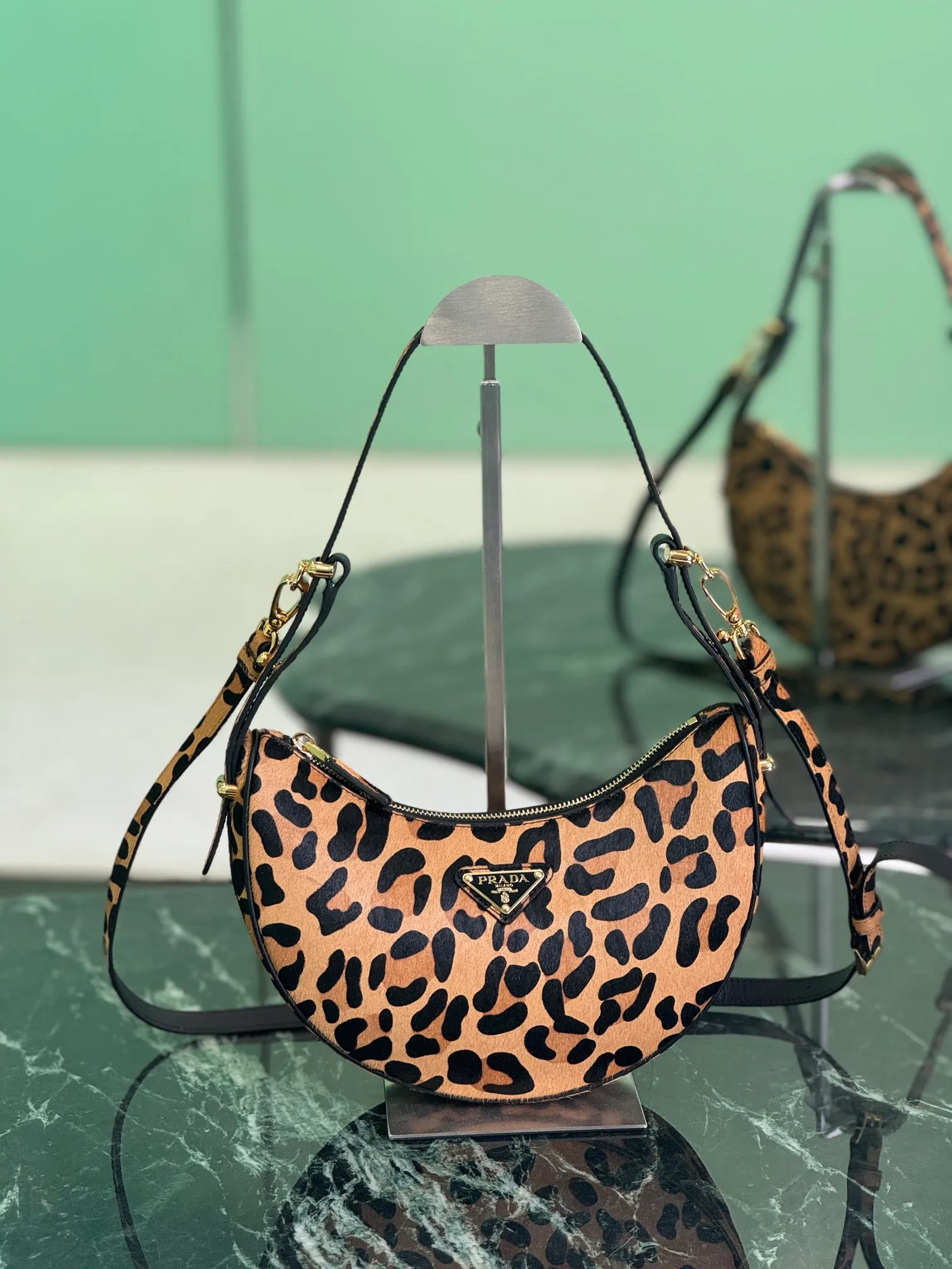 💰1400, Moon leopard print handbag uses horse fur craftsmanship, modern and versatile charm, curved body design, equipped with 2 long/short adjustable shoulder straps, easy to change the shape at will. The interior is equipped with imported lambskin, and the metal accessories add to the bright style! Size: length 22.5x height 18.5x bottom 6.5cm Style number: 1BC194
