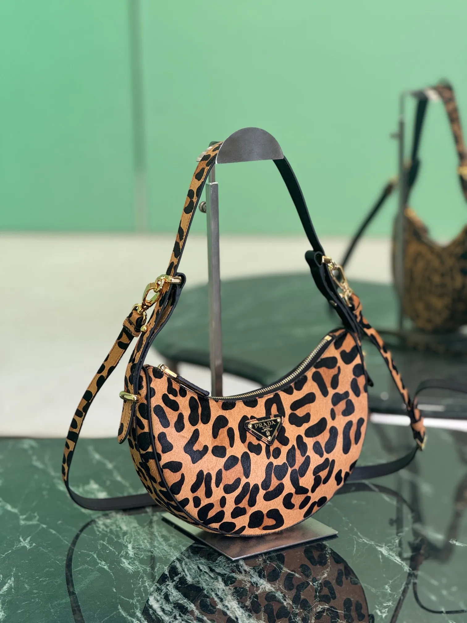 💰1400, Moon leopard print handbag uses horse fur craftsmanship, modern and versatile charm, curved body design, equipped with 2 long/short adjustable shoulder straps, easy to change the shape at will. The interior is equipped with imported lambskin, and the metal accessories add to the bright style! Size: length 22.5x height 18.5x bottom 6.5cm Style number: 1BC194