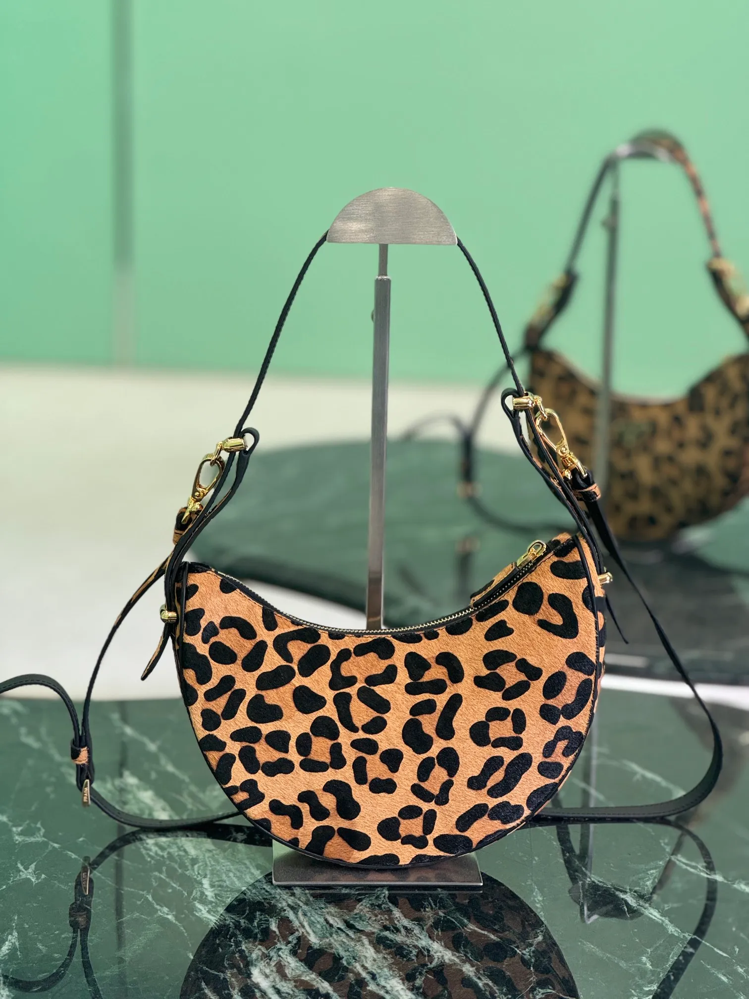💰1400, Moon leopard print handbag uses horse fur craftsmanship, modern and versatile charm, curved body design, equipped with 2 long/short adjustable shoulder straps, easy to change the shape at will. The interior is equipped with imported lambskin, and the metal accessories add to the bright style! Size: length 22.5x height 18.5x bottom 6.5cm Style number: 1BC194