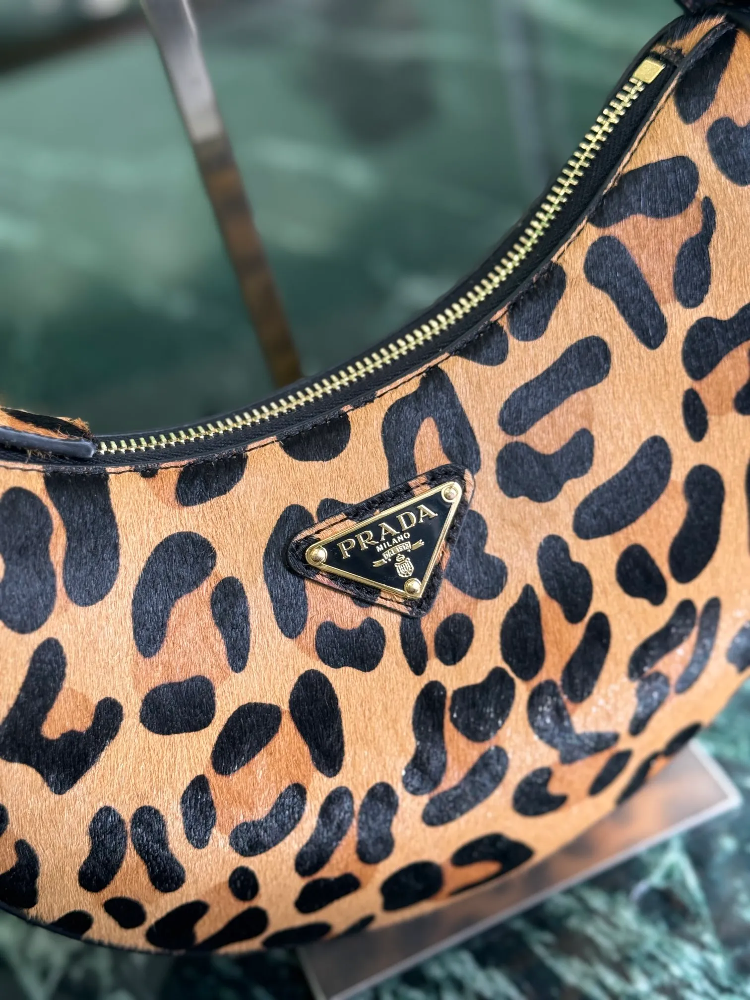 💰1400, Moon leopard print handbag uses horse fur craftsmanship, modern and versatile charm, curved body design, equipped with 2 long/short adjustable shoulder straps, easy to change the shape at will. The interior is equipped with imported lambskin, and the metal accessories add to the bright style! Size: length 22.5x height 18.5x bottom 6.5cm Style number: 1BC194
