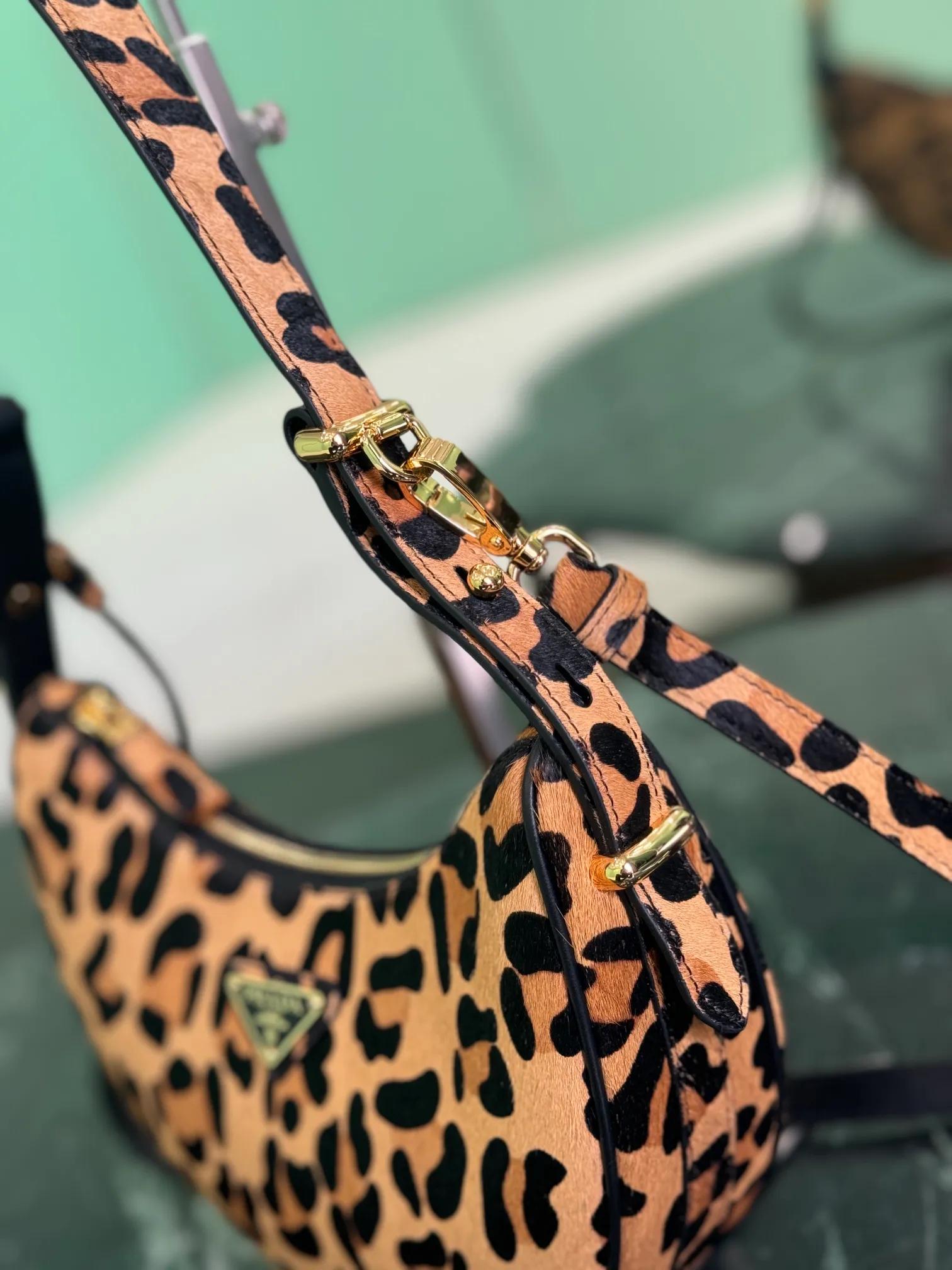 💰1400, Moon leopard print handbag uses horse fur craftsmanship, modern and versatile charm, curved body design, equipped with 2 long/short adjustable shoulder straps, easy to change the shape at will. The interior is equipped with imported lambskin, and the metal accessories add to the bright style! Size: length 22.5x height 18.5x bottom 6.5cm Style number: 1BC194
