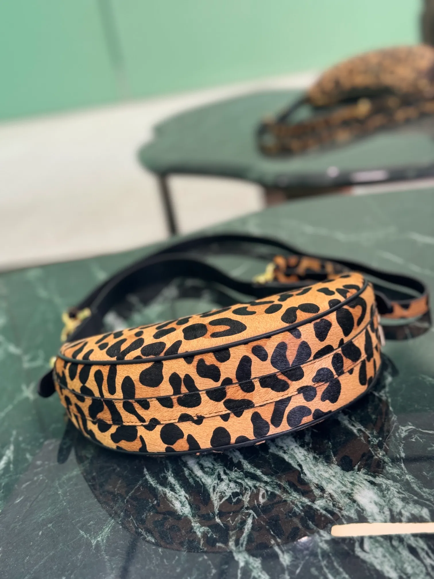 💰1400, Moon leopard print handbag uses horse fur craftsmanship, modern and versatile charm, curved body design, equipped with 2 long/short adjustable shoulder straps, easy to change the shape at will. The interior is equipped with imported lambskin, and the metal accessories add to the bright style! Size: length 22.5x height 18.5x bottom 6.5cm Style number: 1BC194