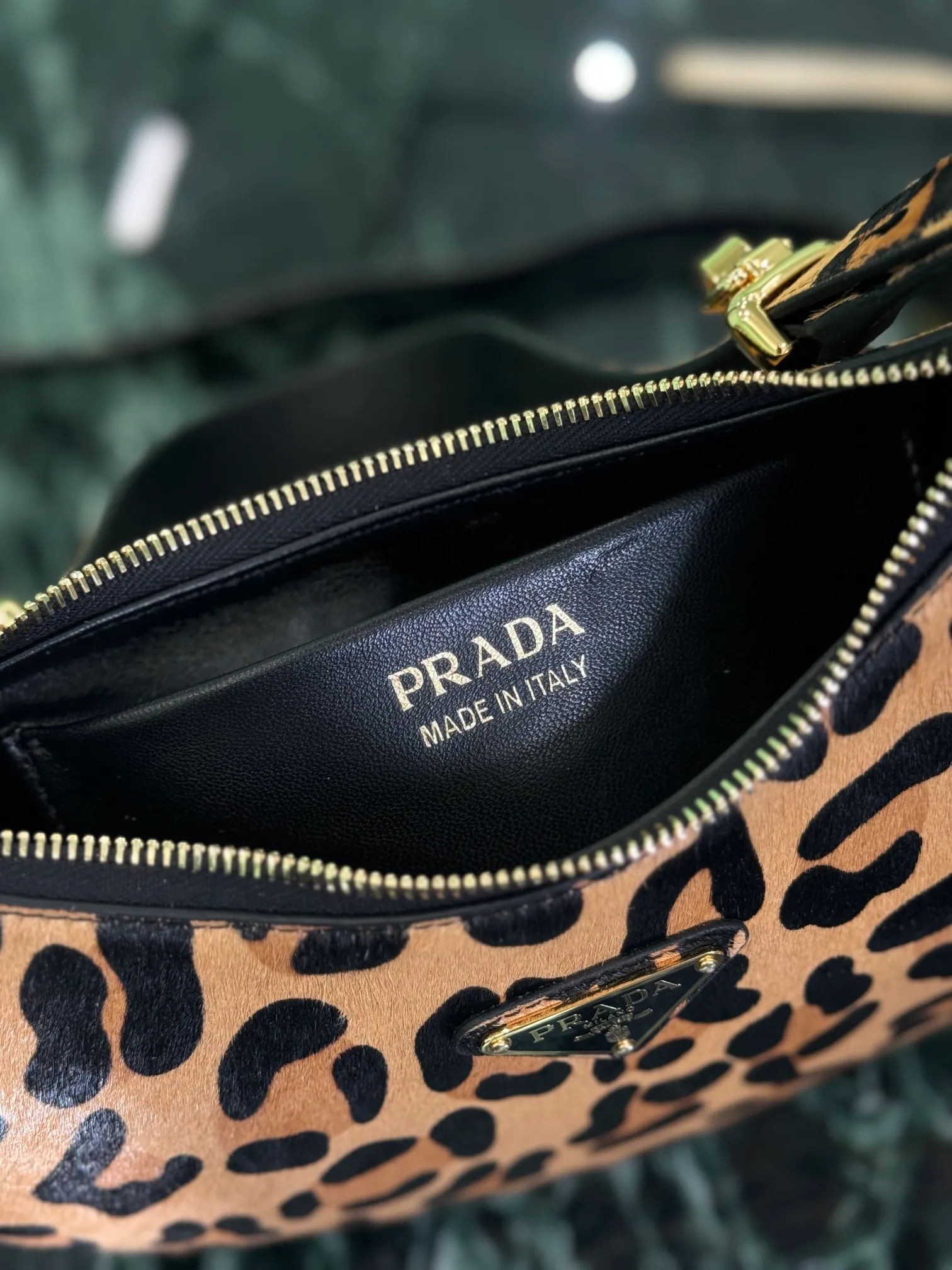 💰1400, Moon leopard print handbag uses horse fur craftsmanship, modern and versatile charm, curved body design, equipped with 2 long/short adjustable shoulder straps, easy to change the shape at will. The interior is equipped with imported lambskin, and the metal accessories add to the bright style! Size: length 22.5x height 18.5x bottom 6.5cm Style number: 1BC194