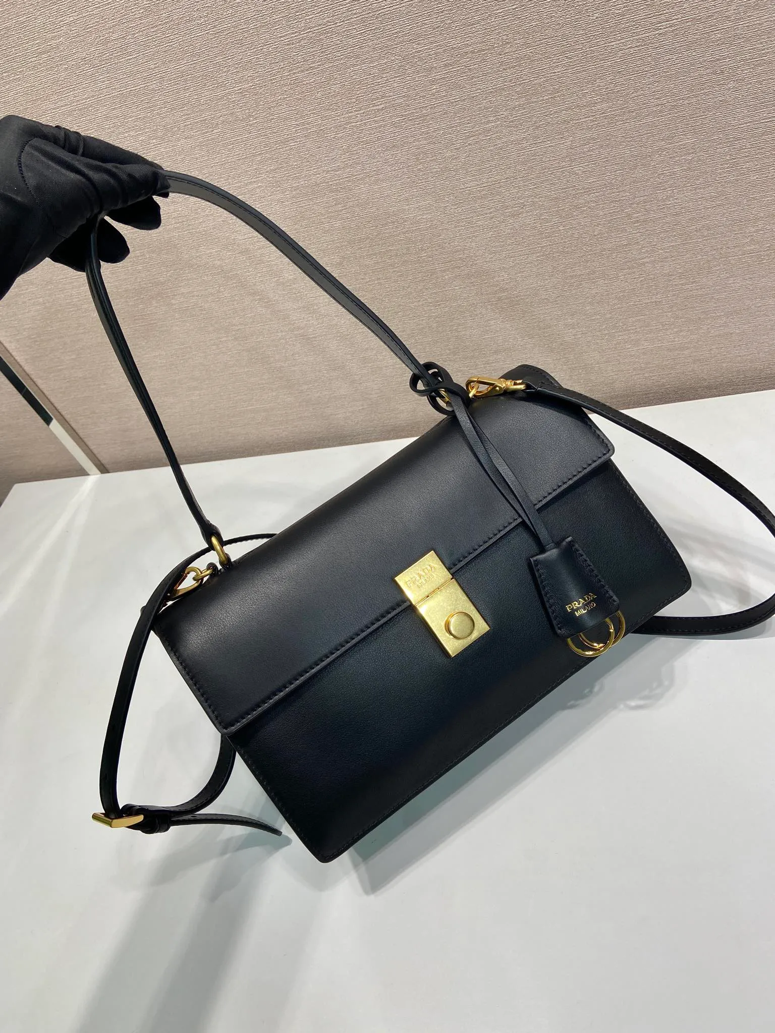 💰1560🎉New catwalk model🎉1BN023 calfskin🎉🎉 This new Soft Sound handbag is made of imported calfskin and soft sheepskin interior. It has ample space, is chic and versatile. Equipped with a detachable long shoulder strap and two compartments, it can be carried by hand or on the shoulder. 😘Shows diverse and fashionable styles. The upper body effect is so classy, ​​I love it😘, it’s another popular model for internet celebrities, babies, hurry up and get it🎉🎉 Length 28x Height 16x Bottom 10cm🎉🎉🎉👏👏👏
