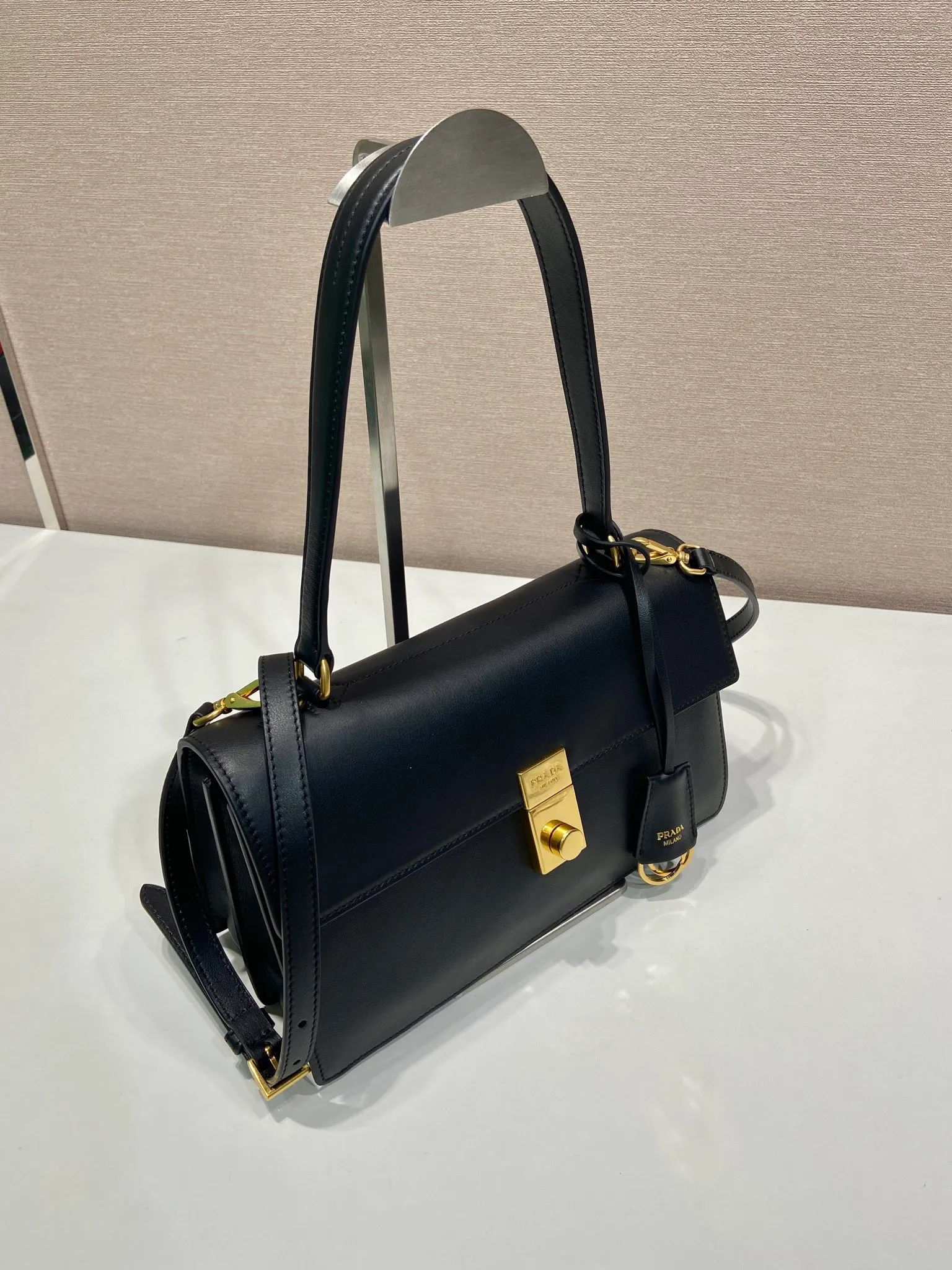 💰1560🎉New catwalk model🎉1BN023 calfskin🎉🎉 This new Soft Sound handbag is made of imported calfskin and soft sheepskin interior. It has ample space, is chic and versatile. Equipped with a detachable long shoulder strap and two compartments, it can be carried by hand or on the shoulder. 😘Shows diverse and fashionable styles. The upper body effect is so classy, ​​I love it😘, it’s another popular model for internet celebrities, babies, hurry up and get it🎉🎉 Length 28x Height 16x Bottom 10cm🎉🎉🎉👏👏👏