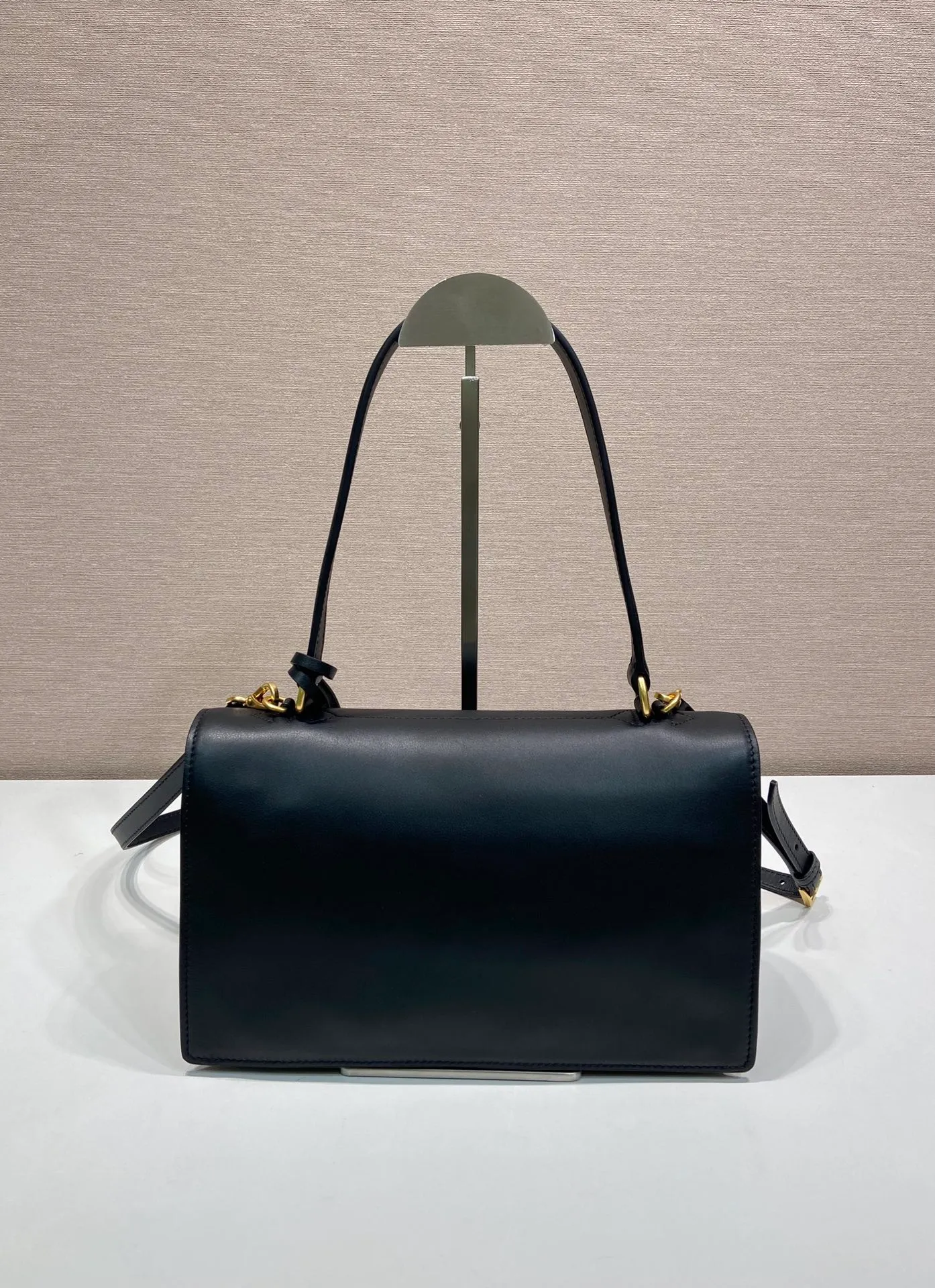 💰1560🎉New catwalk model🎉1BN023 calfskin🎉🎉 This new Soft Sound handbag is made of imported calfskin and soft sheepskin interior. It has ample space, is chic and versatile. Equipped with a detachable long shoulder strap and two compartments, it can be carried by hand or on the shoulder. 😘Shows diverse and fashionable styles. The upper body effect is so classy, ​​I love it😘, it’s another popular model for internet celebrities, babies, hurry up and get it🎉🎉 Length 28x Height 16x Bottom 10cm🎉🎉🎉👏👏👏