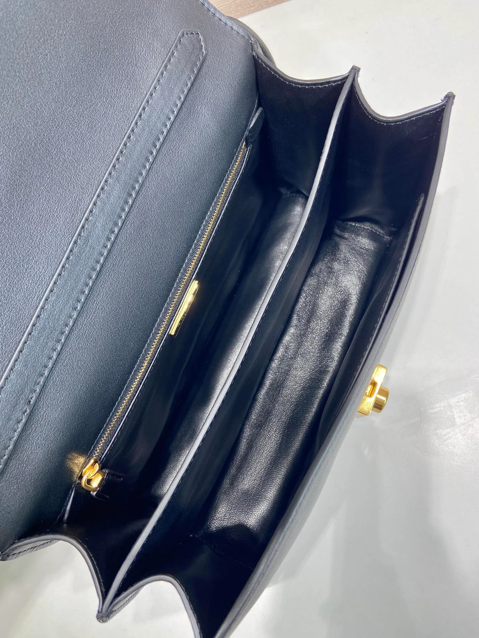💰1560🎉New catwalk model🎉1BN023 calfskin🎉🎉 This new Soft Sound handbag is made of imported calfskin and soft sheepskin interior. It has ample space, is chic and versatile. Equipped with a detachable long shoulder strap and two compartments, it can be carried by hand or on the shoulder. 😘Shows diverse and fashionable styles. The upper body effect is so classy, ​​I love it😘, it’s another popular model for internet celebrities, babies, hurry up and get it🎉🎉 Length 28x Height 16x Bottom 10cm🎉🎉🎉👏👏👏