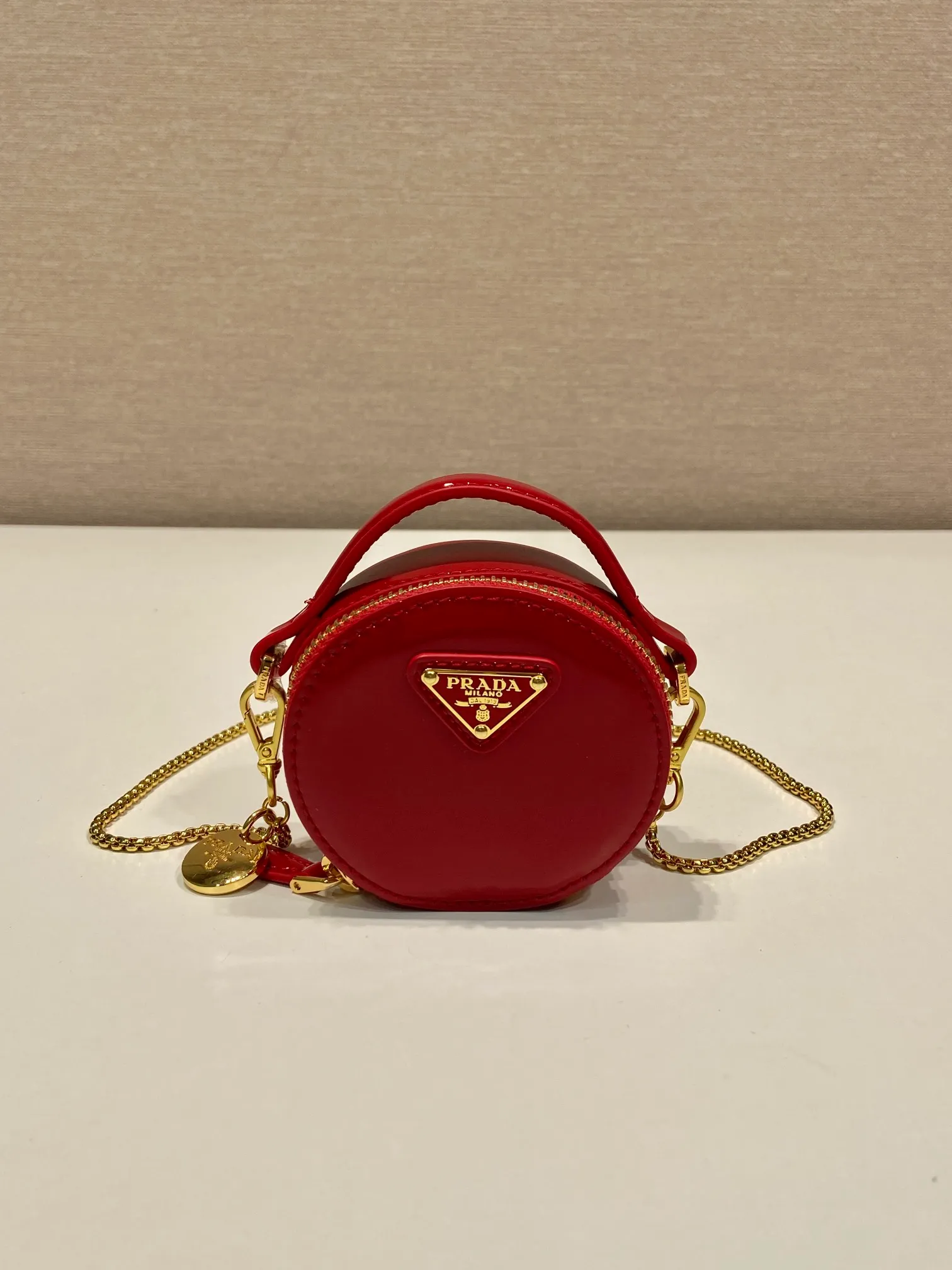 💰960🎉Patent leather round bag🎉1NR023🎉🎉 This round mini bag shows a modern and exquisite silhouette. It is made of glossy cowhide, decorated with sparkling metal hardware, and matched with an elegant detachable chain shoulder strap. It is so cute😍The upper body effect is very eye-catching, cute and cool, don’t you be tempted😗😗, beauties, hurry up and get it, it’s so beautiful and cute😋😋 Length 8x height 8x base 3.5cm🎉🎉🎉👏👏👏