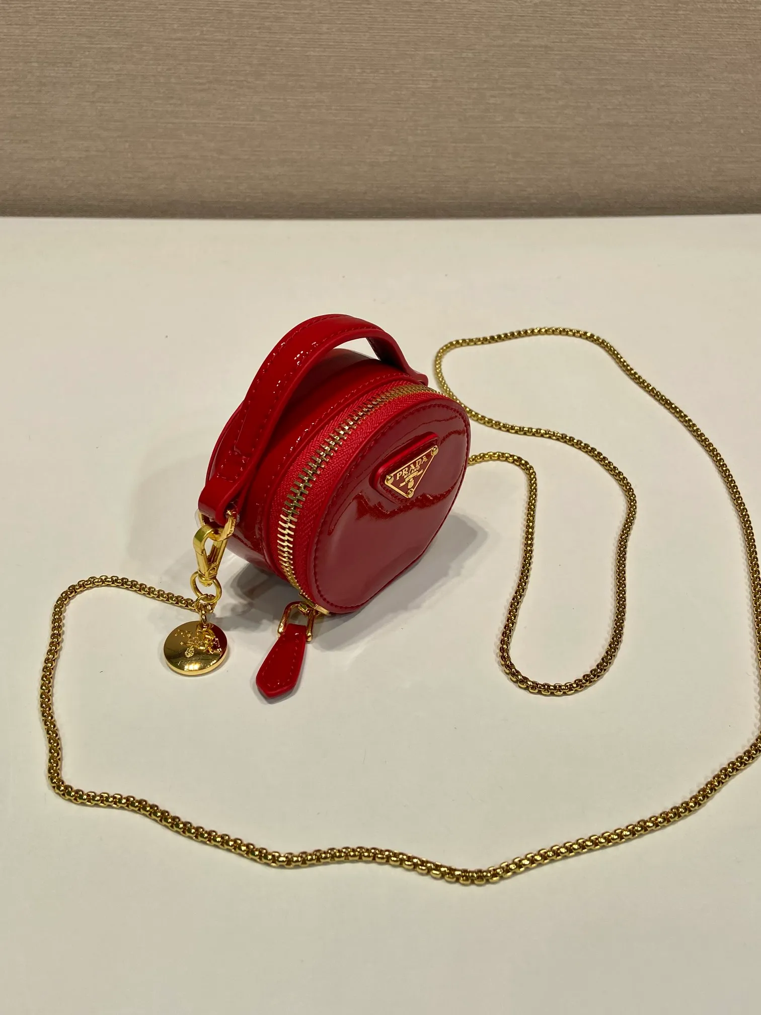 💰960🎉Patent leather round bag🎉1NR023🎉🎉 This round mini bag shows a modern and exquisite silhouette. It is made of glossy cowhide, decorated with sparkling metal hardware, and matched with an elegant detachable chain shoulder strap. It is so cute😍The upper body effect is very eye-catching, cute and cool, don’t you be tempted😗😗, beauties, hurry up and get it, it’s so beautiful and cute😋😋 Length 8x height 8x base 3.5cm🎉🎉🎉👏👏👏