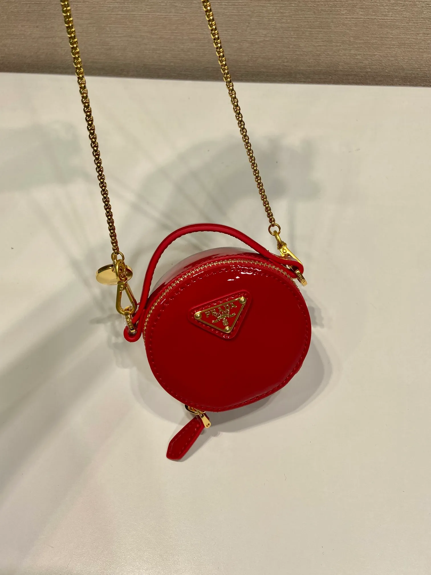 💰960🎉Patent leather round bag🎉1NR023🎉🎉 This round mini bag shows a modern and exquisite silhouette. It is made of glossy cowhide, decorated with sparkling metal hardware, and matched with an elegant detachable chain shoulder strap. It is so cute😍The upper body effect is very eye-catching, cute and cool, don’t you be tempted😗😗, beauties, hurry up and get it, it’s so beautiful and cute😋😋 Length 8x height 8x base 3.5cm🎉🎉🎉👏👏👏
