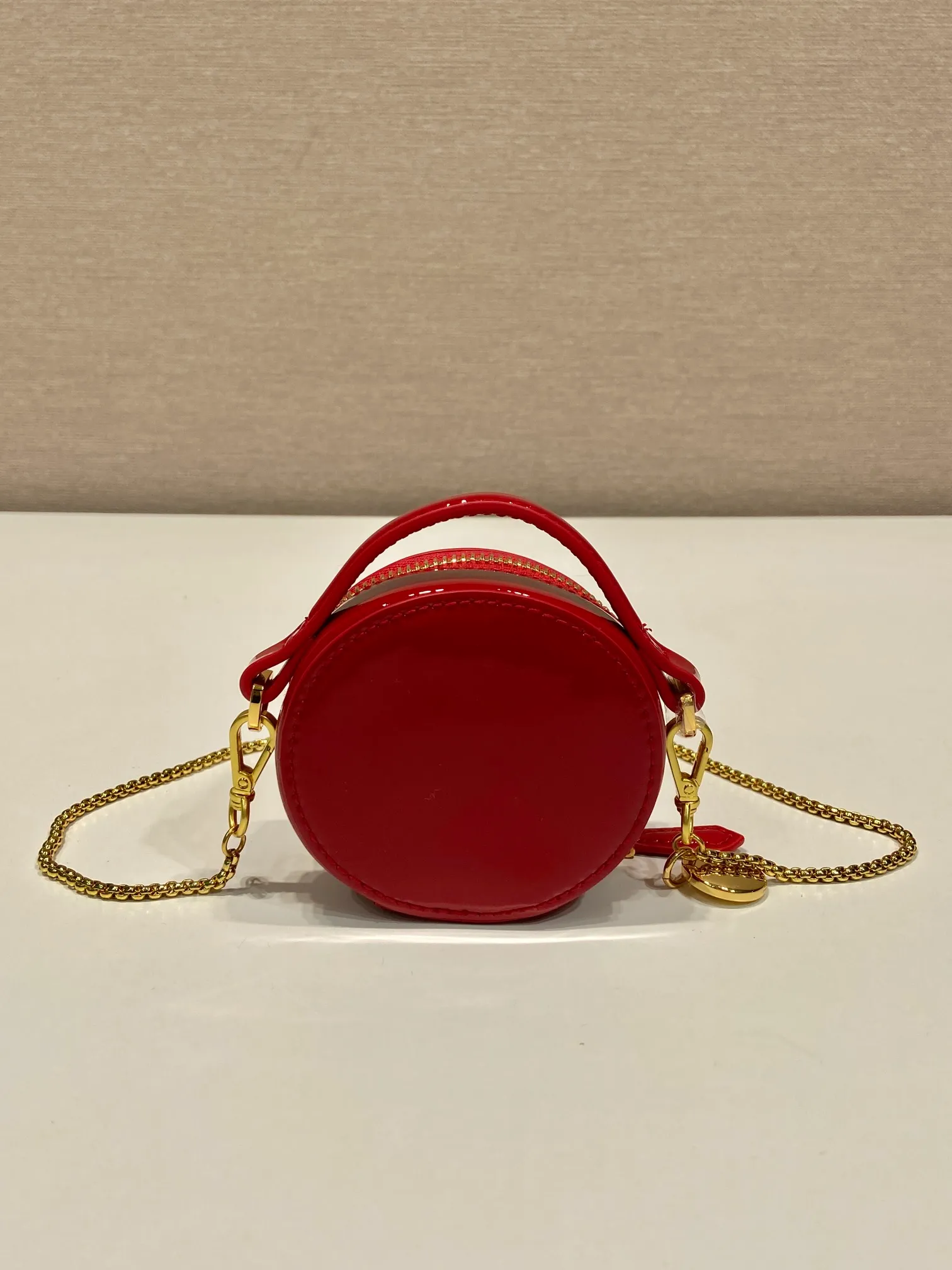 💰960🎉Patent leather round bag🎉1NR023🎉🎉 This round mini bag shows a modern and exquisite silhouette. It is made of glossy cowhide, decorated with sparkling metal hardware, and matched with an elegant detachable chain shoulder strap. It is so cute😍The upper body effect is very eye-catching, cute and cool, don’t you be tempted😗😗, beauties, hurry up and get it, it’s so beautiful and cute😋😋 Length 8x height 8x base 3.5cm🎉🎉🎉👏👏👏