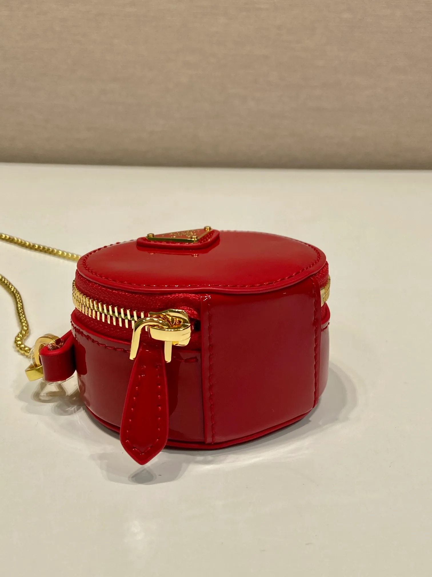 💰960🎉Patent leather round bag🎉1NR023🎉🎉 This round mini bag shows a modern and exquisite silhouette. It is made of glossy cowhide, decorated with sparkling metal hardware, and matched with an elegant detachable chain shoulder strap. It is so cute😍The upper body effect is very eye-catching, cute and cool, don’t you be tempted😗😗, beauties, hurry up and get it, it’s so beautiful and cute😋😋 Length 8x height 8x base 3.5cm🎉🎉🎉👏👏👏