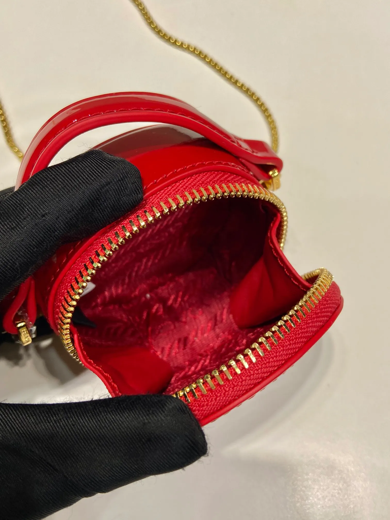 💰960🎉Patent leather round bag🎉1NR023🎉🎉 This round mini bag shows a modern and exquisite silhouette. It is made of glossy cowhide, decorated with sparkling metal hardware, and matched with an elegant detachable chain shoulder strap. It is so cute😍The upper body effect is very eye-catching, cute and cool, don’t you be tempted😗😗, beauties, hurry up and get it, it’s so beautiful and cute😋😋 Length 8x height 8x base 3.5cm🎉🎉🎉👏👏👏