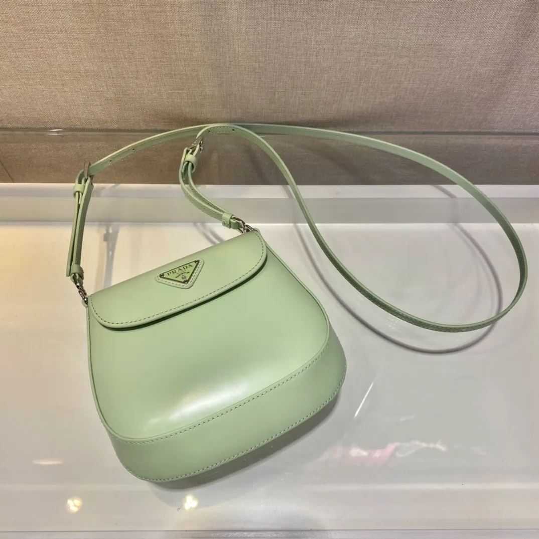 💰1120🎉mini🎉1BH188🎉🎉 Cleo series handbags reinterpret the brand’s iconic archive design and witness the fusion of classicism and futurism. This curved mini shoulder bag has simple and stylish lines, and the unique slanted bottom and sides give the bag a refined style. The handle is equipped with an extension strap, which can be carried by hand or worn cross-body. Lightweight and fashionable🎉🎉, get it now🎉🎉 Length 17x Height 14.5x Bottom 7cm