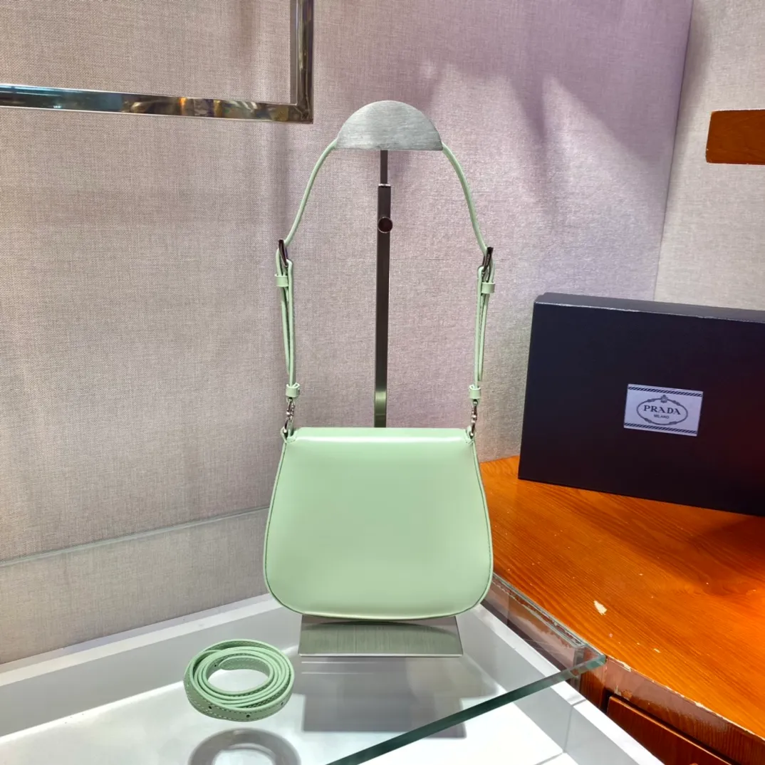 💰1120🎉mini🎉1BH188🎉🎉 Cleo series handbags reinterpret the brand’s iconic archive design and witness the fusion of classicism and futurism. This curved mini shoulder bag has simple and stylish lines, and the unique slanted bottom and sides give the bag a refined style. The handle is equipped with an extension strap, which can be carried by hand or worn cross-body. Lightweight and fashionable🎉🎉, get it now🎉🎉 Length 17x Height 14.5x Bottom 7cm