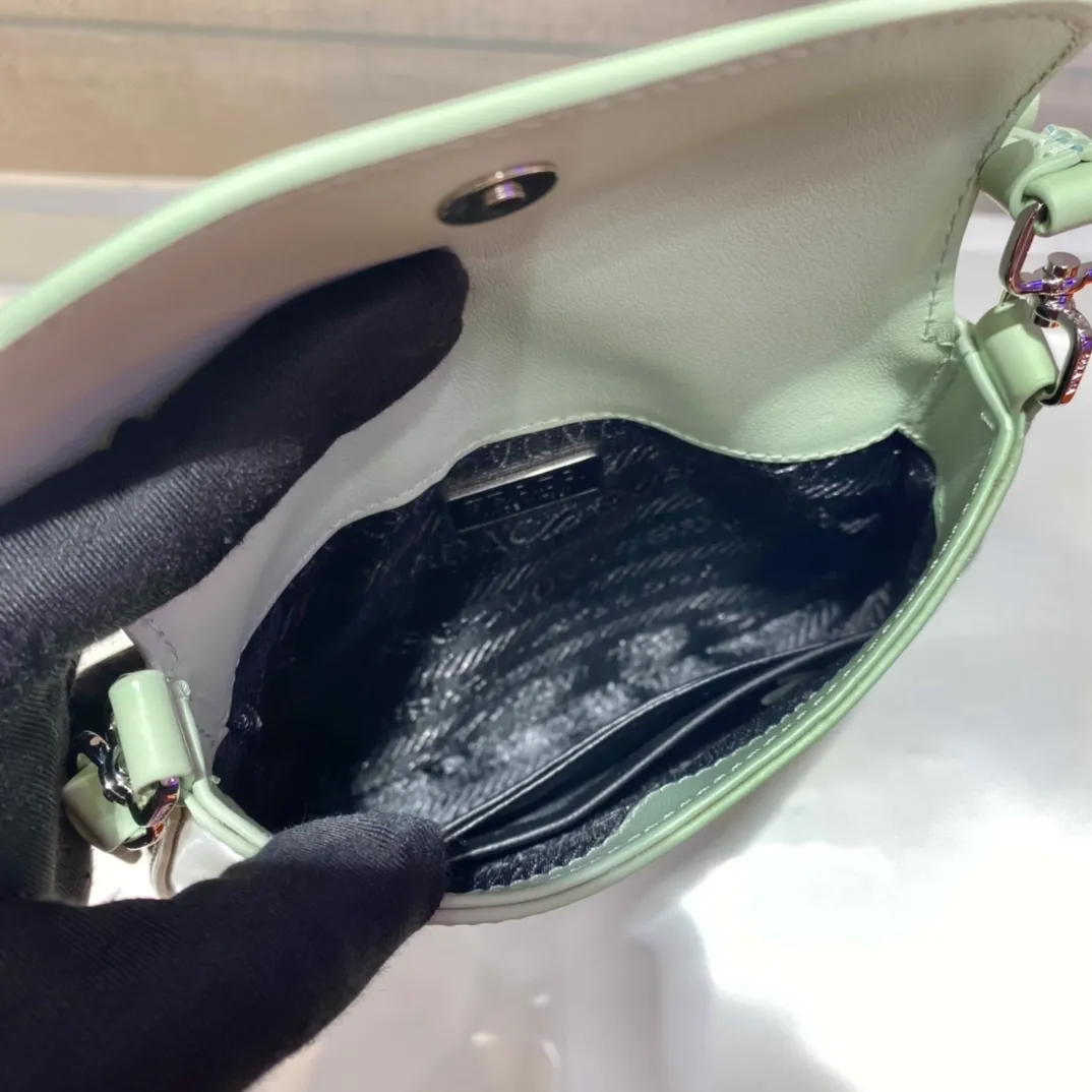 💰1120🎉mini🎉1BH188🎉🎉 Cleo series handbags reinterpret the brand’s iconic archive design and witness the fusion of classicism and futurism. This curved mini shoulder bag has simple and stylish lines, and the unique slanted bottom and sides give the bag a refined style. The handle is equipped with an extension strap, which can be carried by hand or worn cross-body. Lightweight and fashionable🎉🎉, get it now🎉🎉 Length 17x Height 14.5x Bottom 7cm