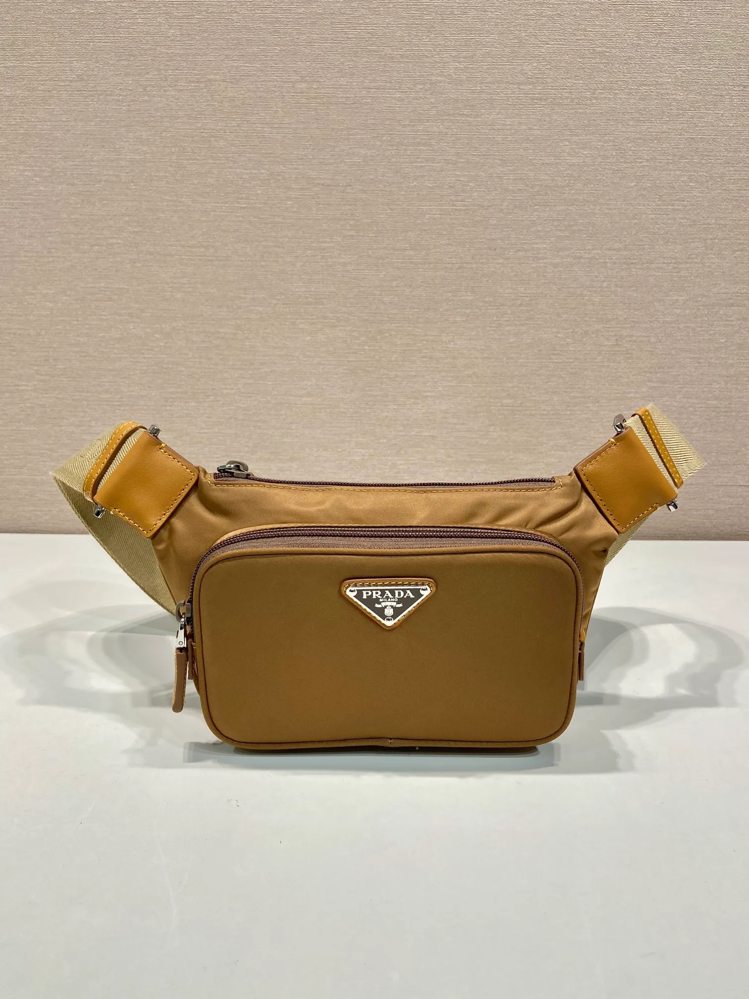 💰900🎉New waist bag🎉2VH128 new color🎉🎉For men and women😘 2024 latest waist bag/chest bag😘This design not only enhances the overall design sense, the upper body effect is great, lightweight and fashionable. It is affordable and very practical for daily wear. It can be used as a waist bag/chest bag/crossbody bag👏It is very practical. Hurry up and get it🎉🎉 Length 19x Height 13cmx Bottom 2.5cm 🎉🎉🎉🎉👏👏👏👏