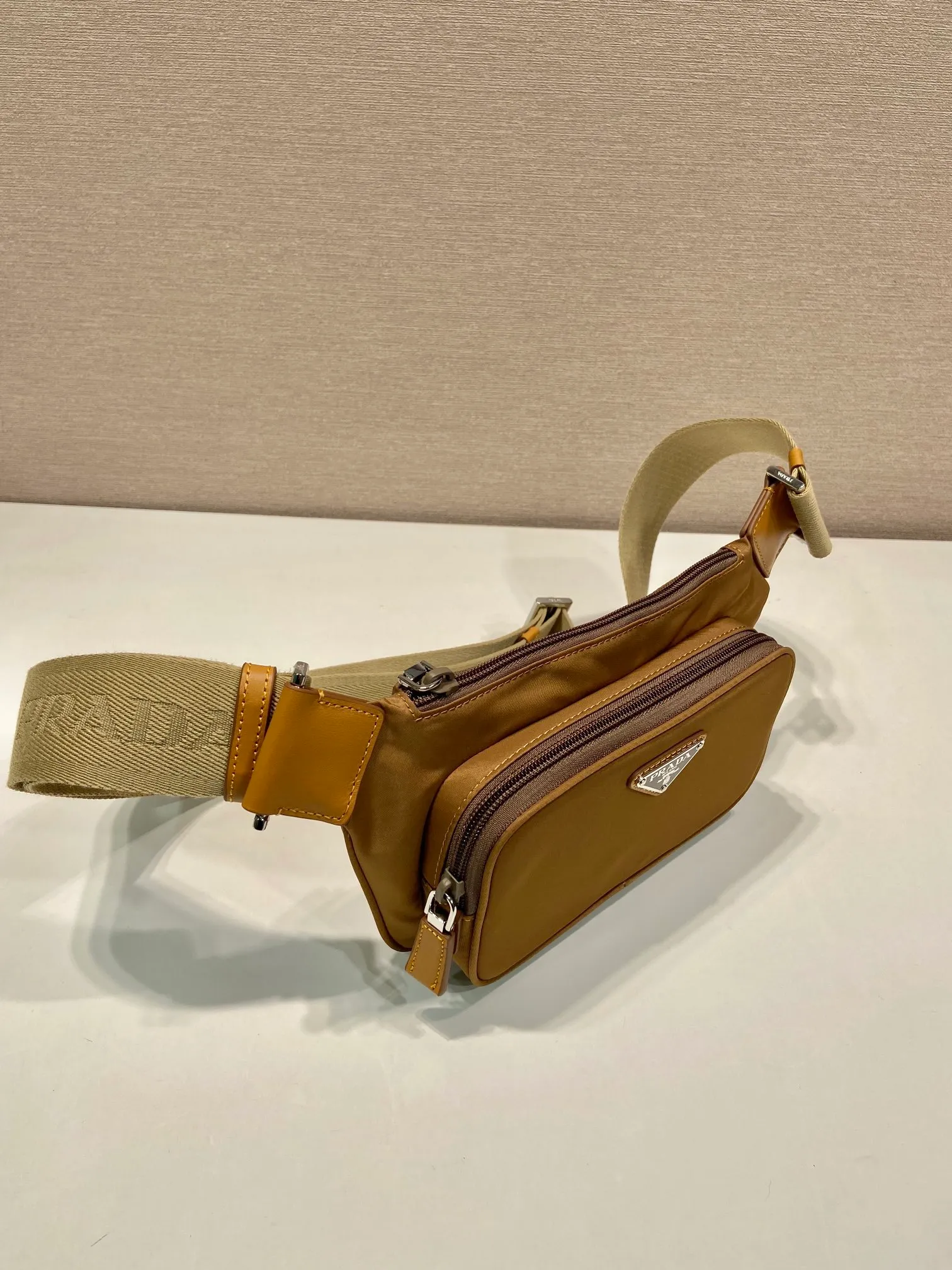 💰900🎉New waist bag🎉2VH128 new color🎉🎉For men and women😘 2024 latest waist bag/chest bag😘This design not only enhances the overall design sense, the upper body effect is great, lightweight and fashionable. It is affordable and very practical for daily wear. It can be used as a waist bag/chest bag/crossbody bag👏It is very practical. Hurry up and get it🎉🎉 Length 19x Height 13cmx Bottom 2.5cm 🎉🎉🎉🎉👏👏👏👏
