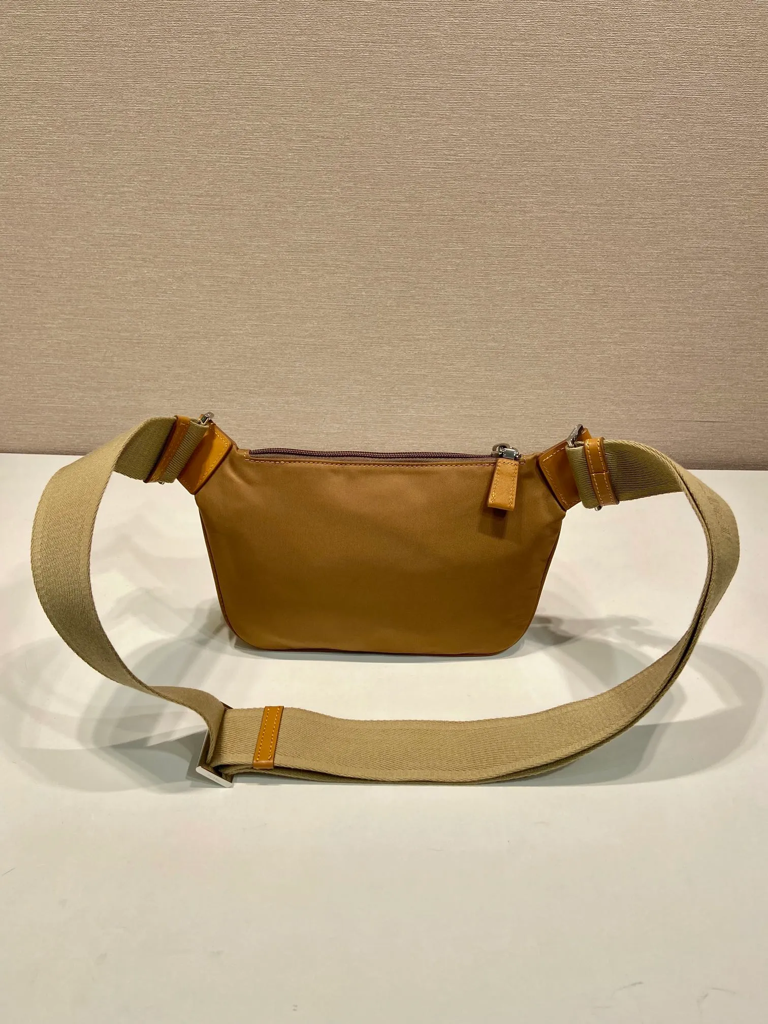 💰900🎉New waist bag🎉2VH128 new color🎉🎉For men and women😘 2024 latest waist bag/chest bag😘This design not only enhances the overall design sense, the upper body effect is great, lightweight and fashionable. It is affordable and very practical for daily wear. It can be used as a waist bag/chest bag/crossbody bag👏It is very practical. Hurry up and get it🎉🎉 Length 19x Height 13cmx Bottom 2.5cm 🎉🎉🎉🎉👏👏👏👏
