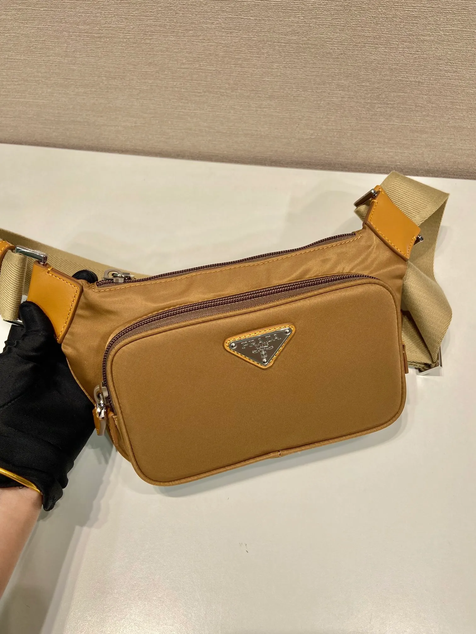 💰900🎉New waist bag🎉2VH128 new color🎉🎉For men and women😘 2024 latest waist bag/chest bag😘This design not only enhances the overall design sense, the upper body effect is great, lightweight and fashionable. It is affordable and very practical for daily wear. It can be used as a waist bag/chest bag/crossbody bag👏It is very practical. Hurry up and get it🎉🎉 Length 19x Height 13cmx Bottom 2.5cm 🎉🎉🎉🎉👏👏👏👏